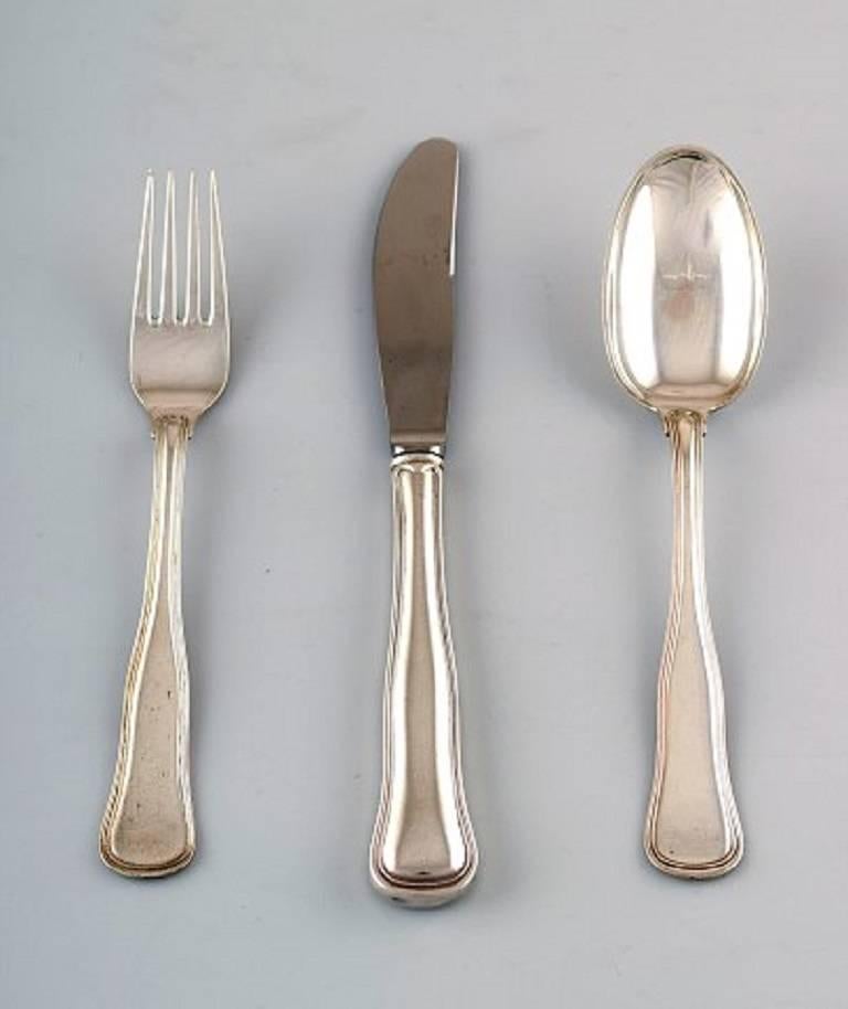 Cohr Old Danish silver cutlery for four person a total of 12 piece
The set consists of four spoons, four forks, four knives.
Stamped 830S and Cohr.
In very good condition.
Knife measures 20.5 cm.