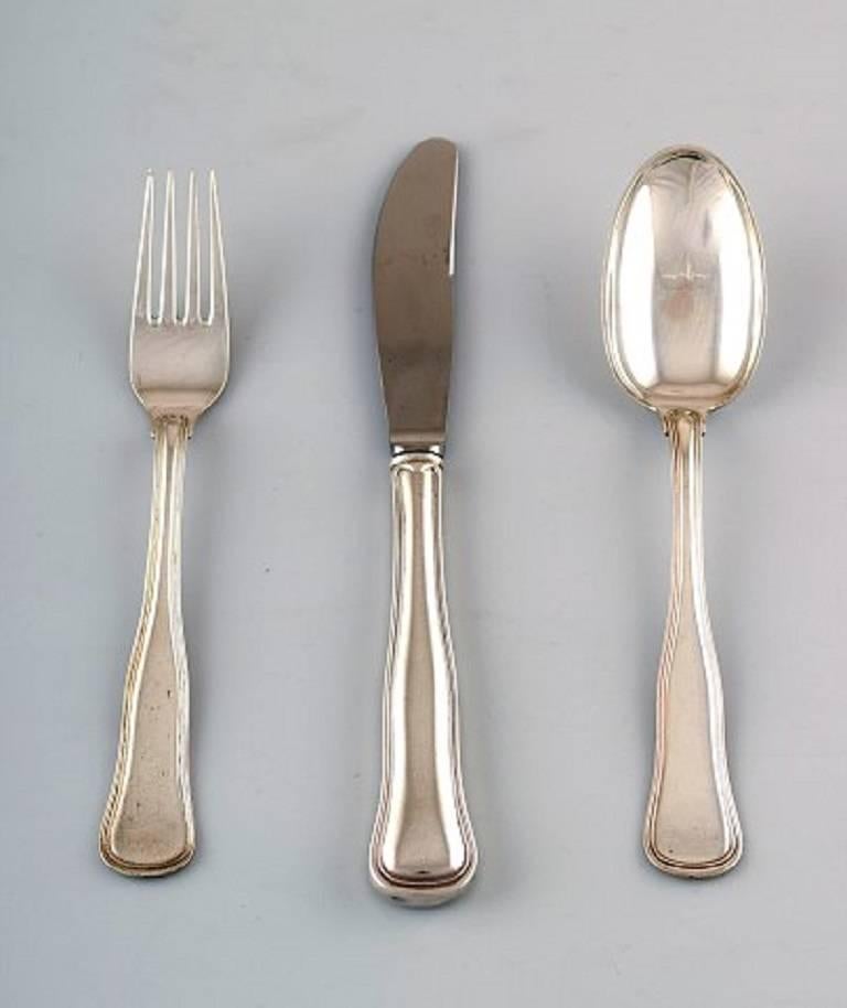 Cohr Couverts en argent vieux danois pour quatre personnes, soit un total de 12 pièces
L'ensemble comprend quatre cuillères, quatre fourchettes et quatre couteaux.
Estampillé 830S et Cohr.
En très bon état.
Le couteau mesure 20,5 cm.