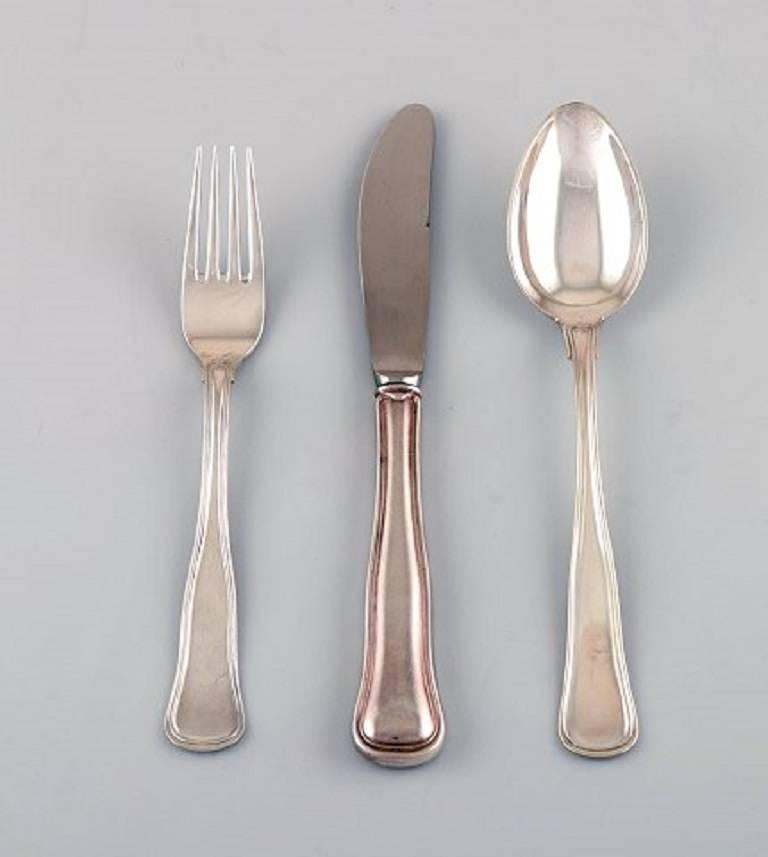 Cohr old Danish silver cutlery for four p. A total of 12 p.
The set consists of four spoons, four forks, four knives.
Stamped 830S and Cohr.
In very good condition.
Knife measures: 20 cm.