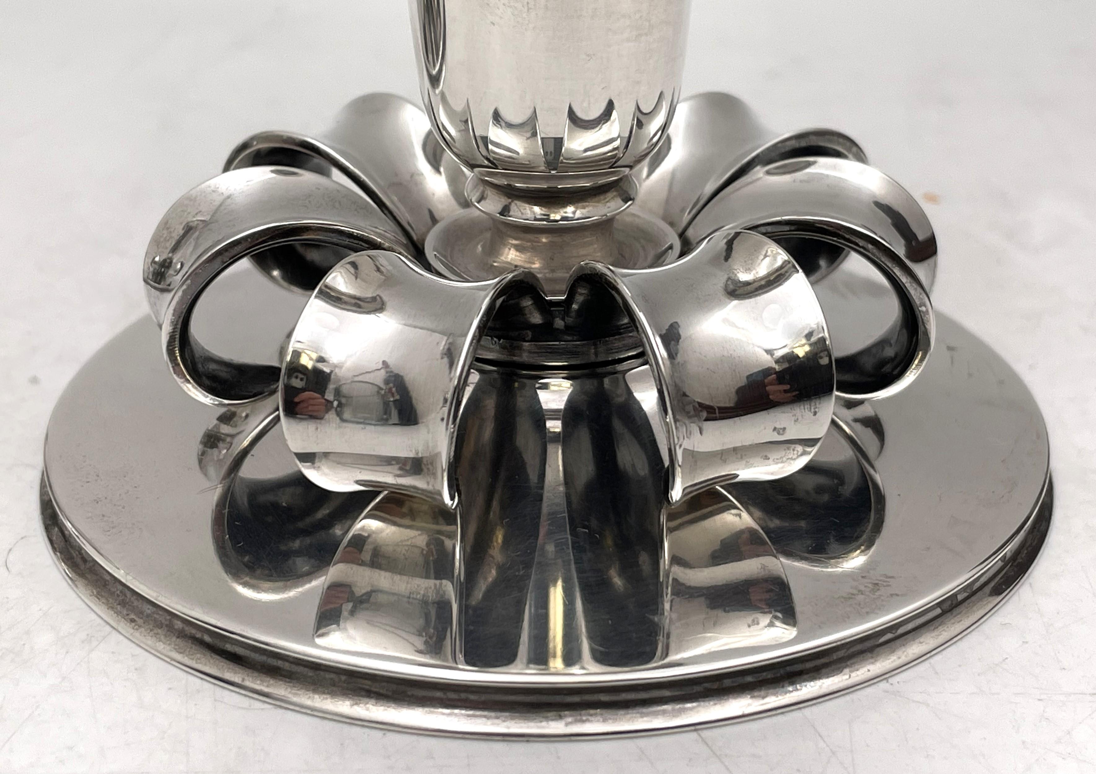 20ième siècle Paire de chandeliers à huile Cohr en argent sterling de style Jensen moderne du milieu du siècle dernier en vente