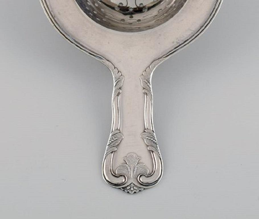 Colino da tè Cohr in argento. Metà del XX secolo.
Misura: Lunghezza: 14.3 cm.
Timbrato.
In ottime condizioni.
Il nostro esperto argentiere/orafo Georg Jensen può lucidare tutto l'argento e l'oro in modo che sembri nuovo. Il prezzo è molto