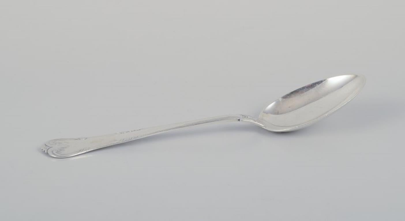 Cohr. Deux cuillères à manger en argent 830.
Poinçonnée, une cuillère est datée de 1957.
Elle est en excellent état.
Dimensions : 17,8 cm : 17,8 cm.