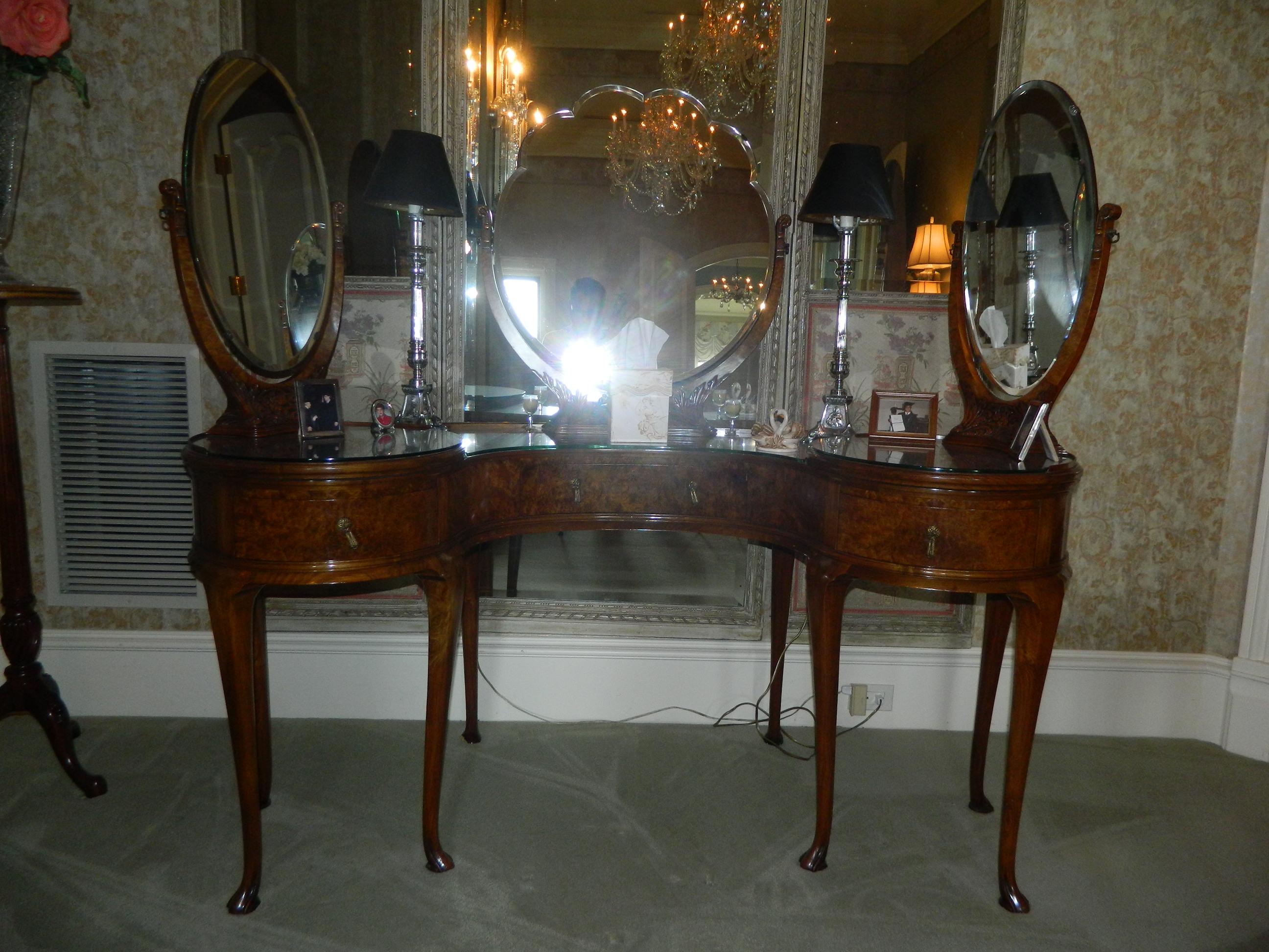 19th century coiffeuse or dressing table with three mirrors; Three drawers and on pad feet.
 