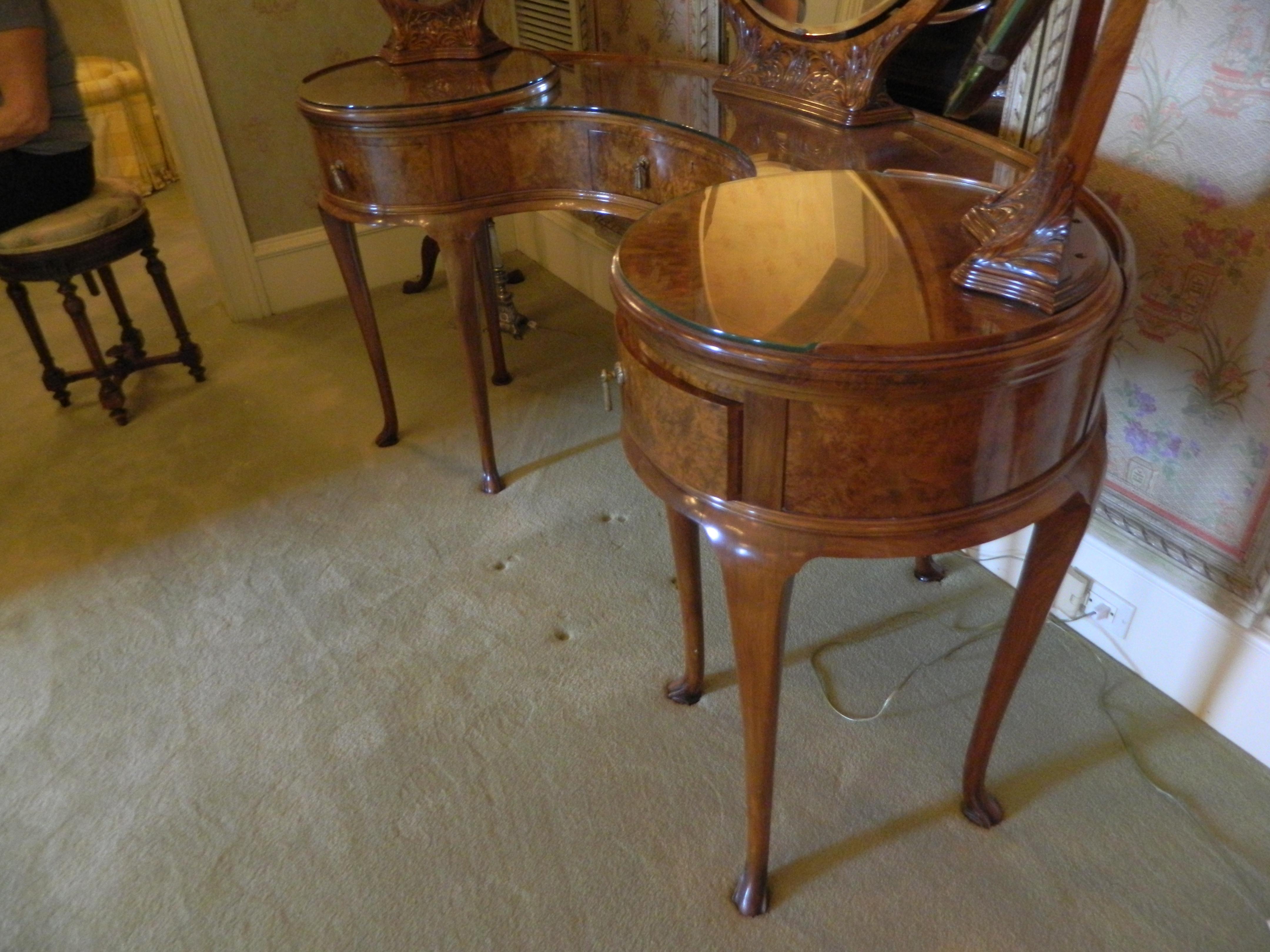 Coiffeuse or Dressing Table with Three Mirrors on Pad Feet, 19th Century In Good Condition In Savannah, GA