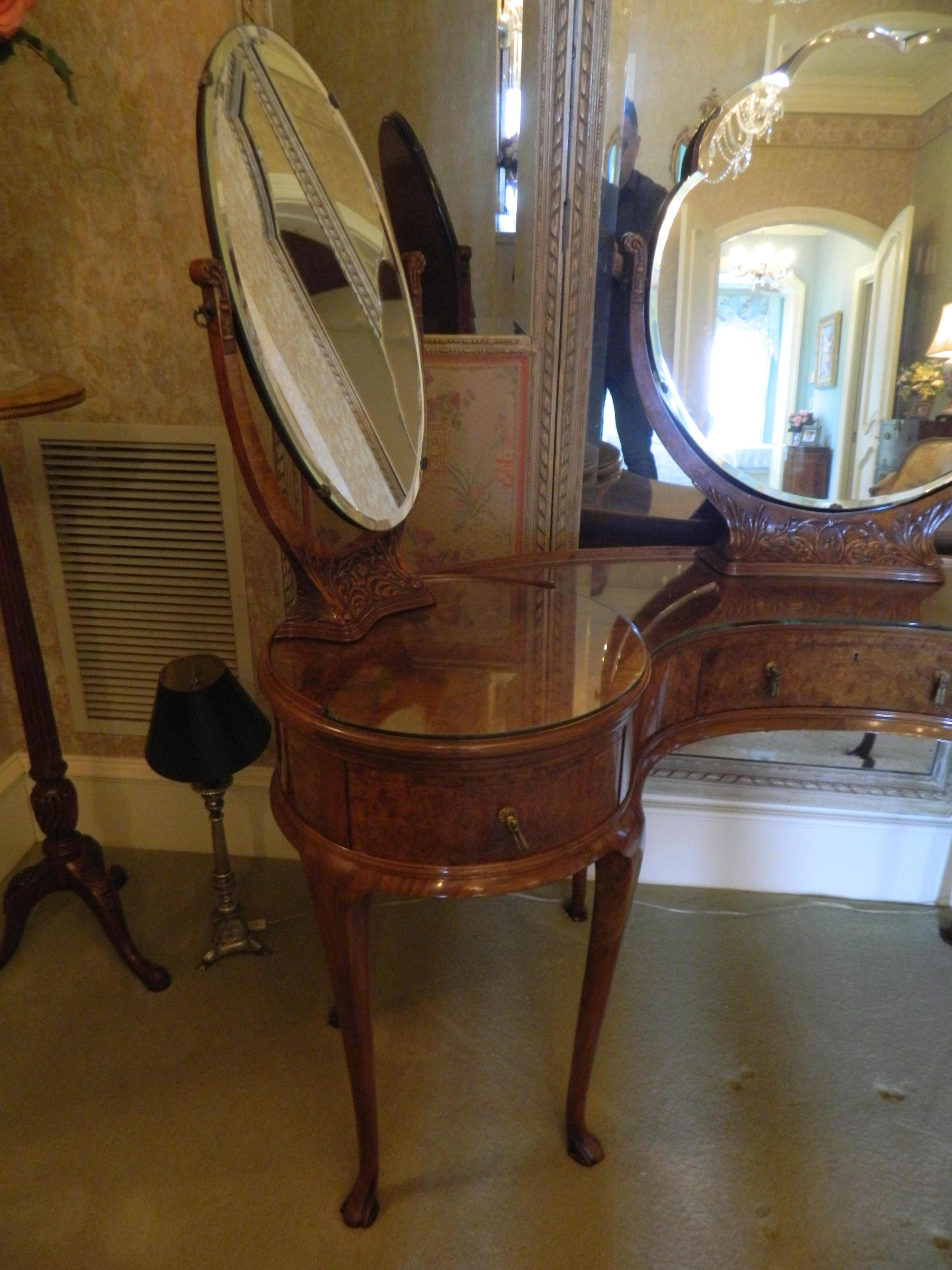 Coiffeuse or Dressing Table with Three Mirrors on Pad Feet, 19th Century 3