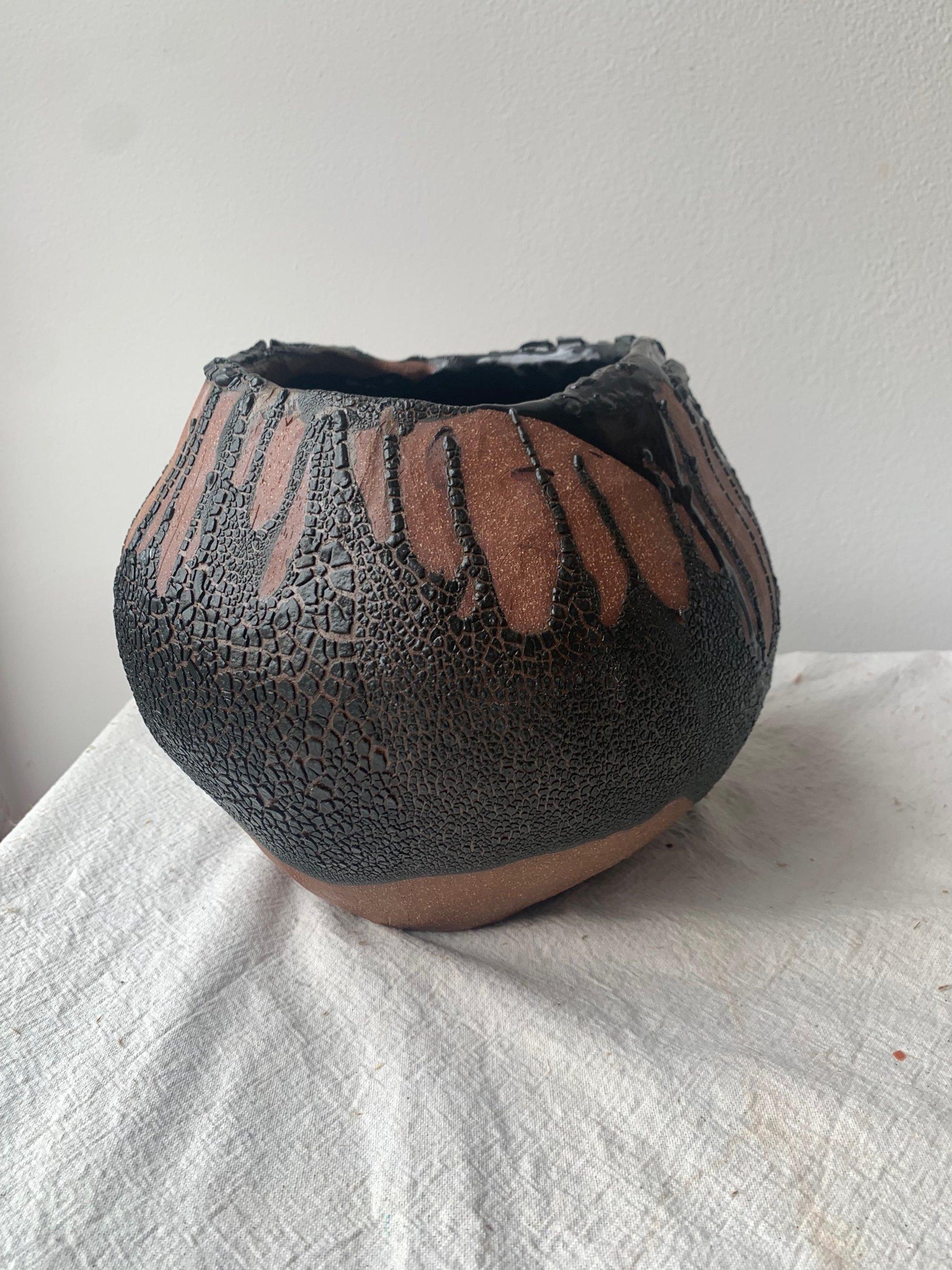 Organique Vase en lave noire coil-built en vente