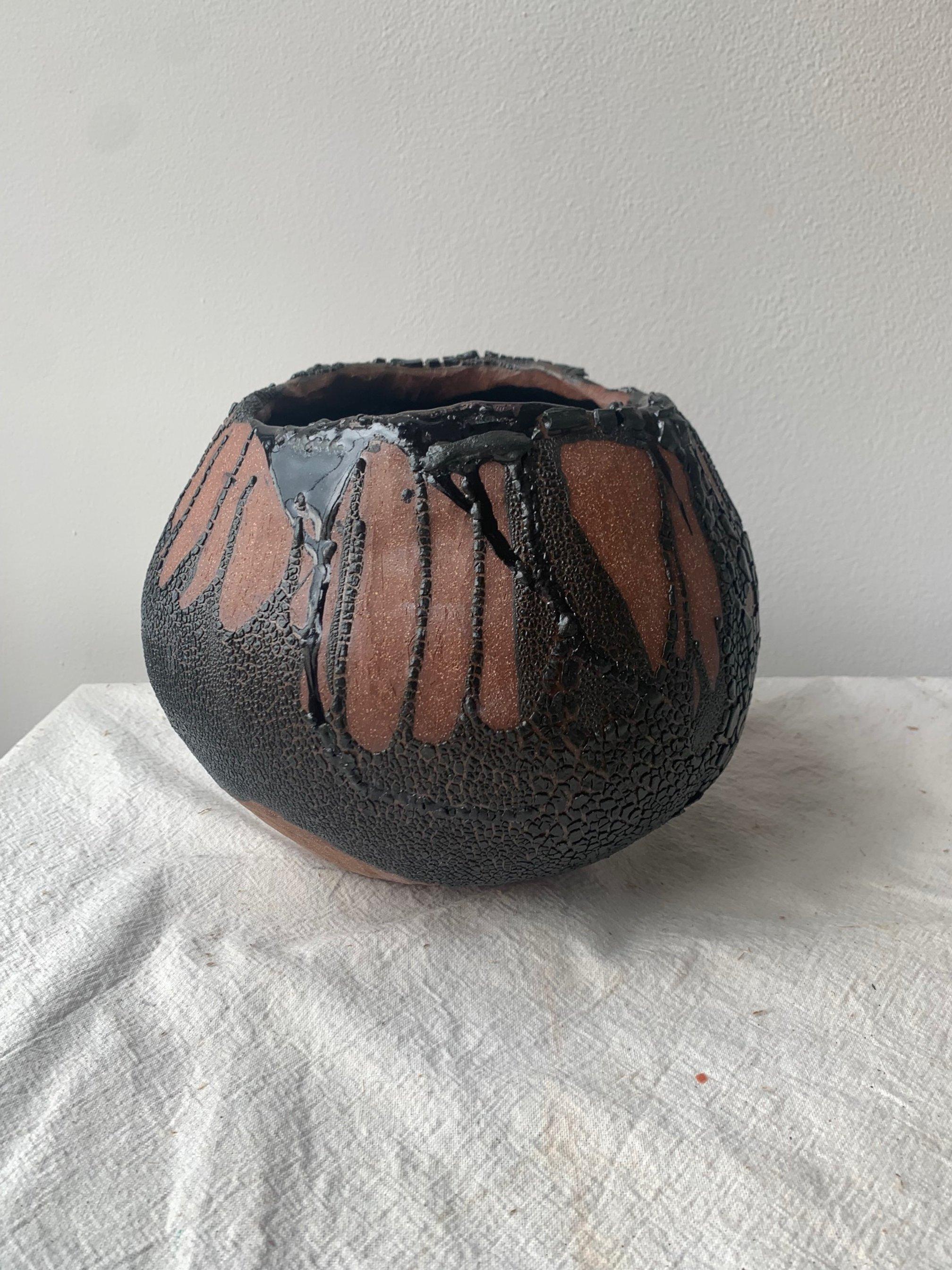 Americano Vaso di lava nera costruito a spirale in vendita