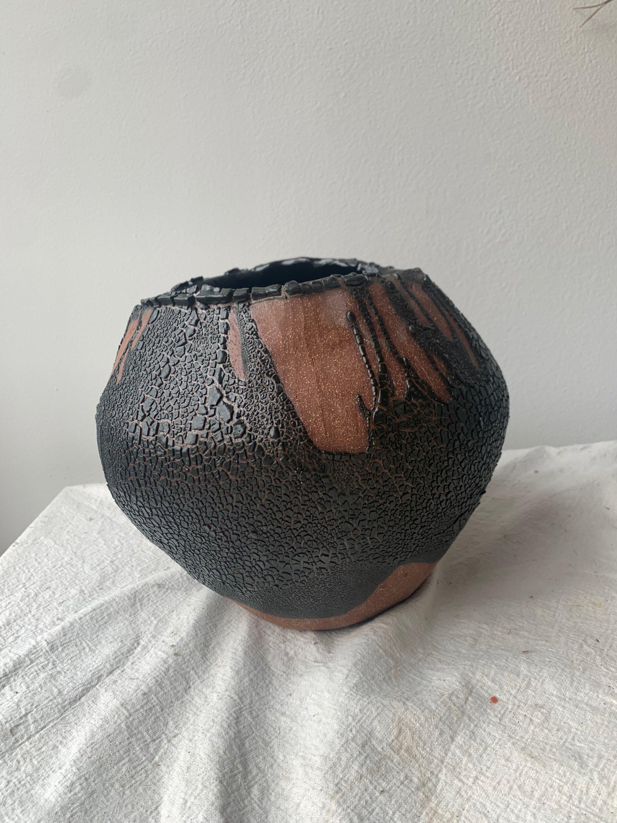 Vernissé Vase en lave noire coil-built en vente