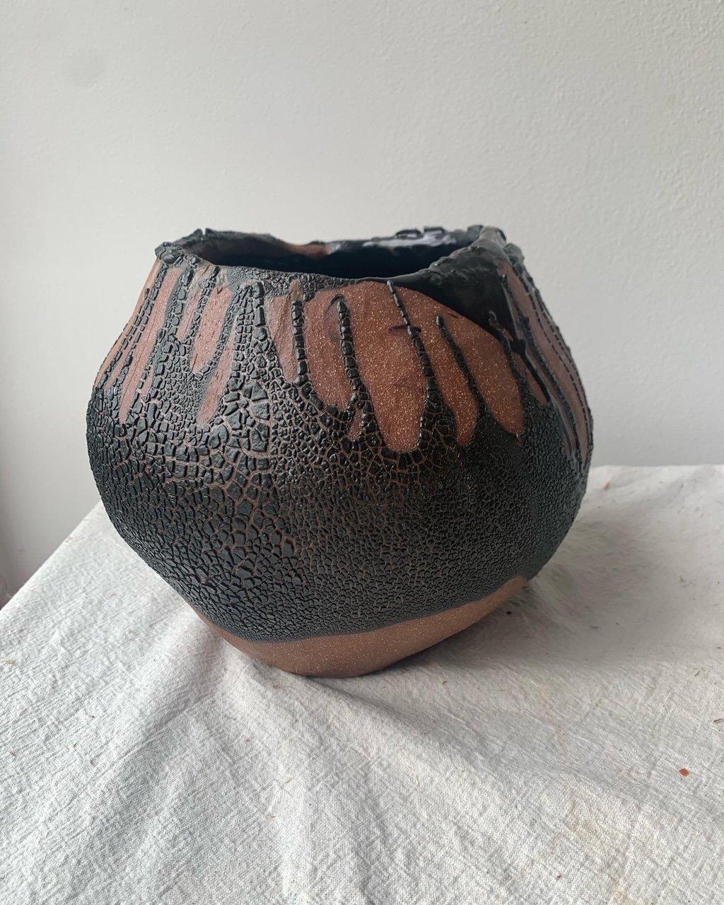 Céramique Vase en lave noire coil-built en vente
