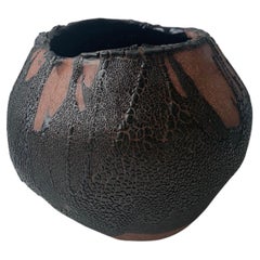 Vase en lave noire coil-built