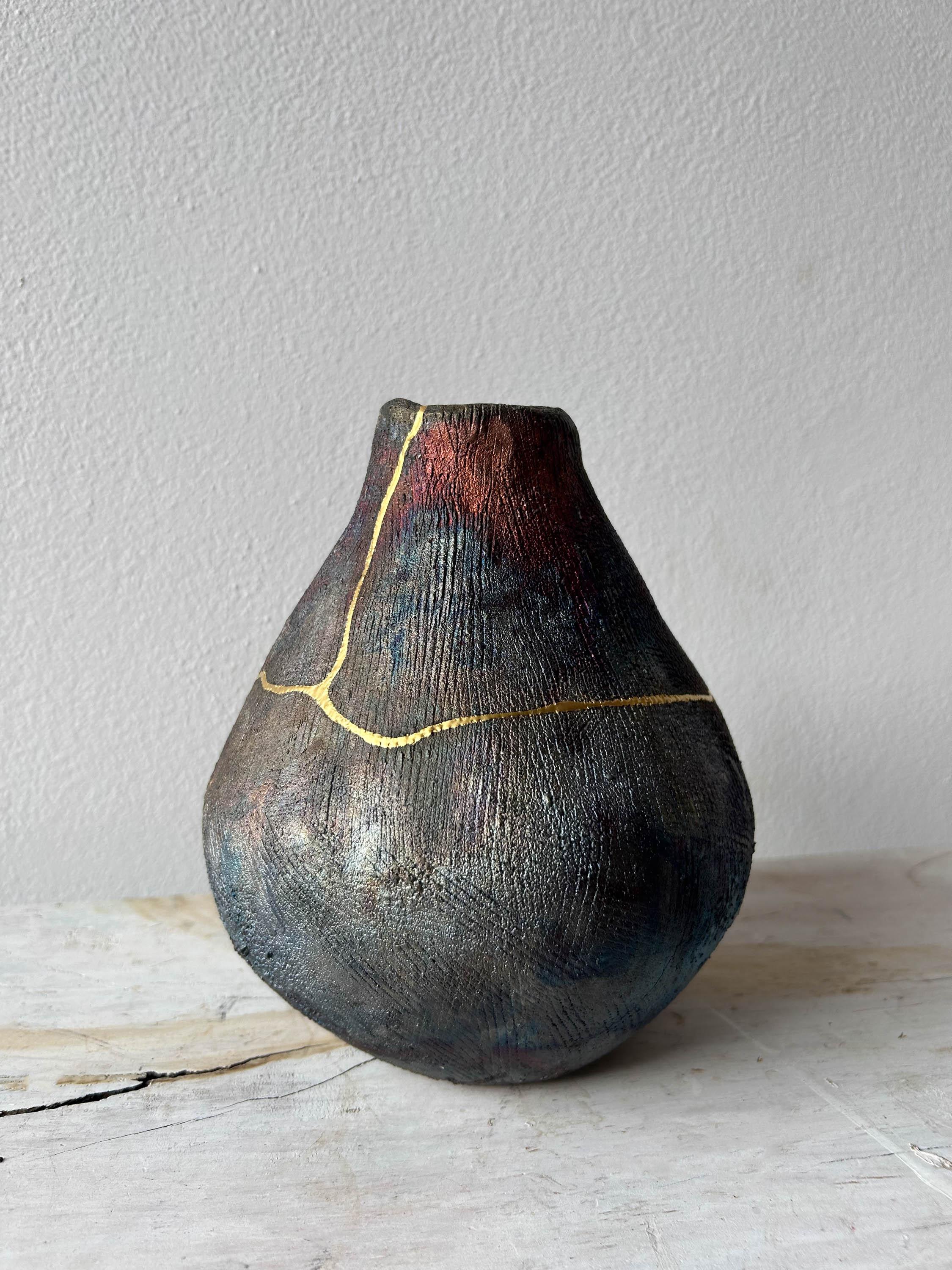 vase fixed with gold