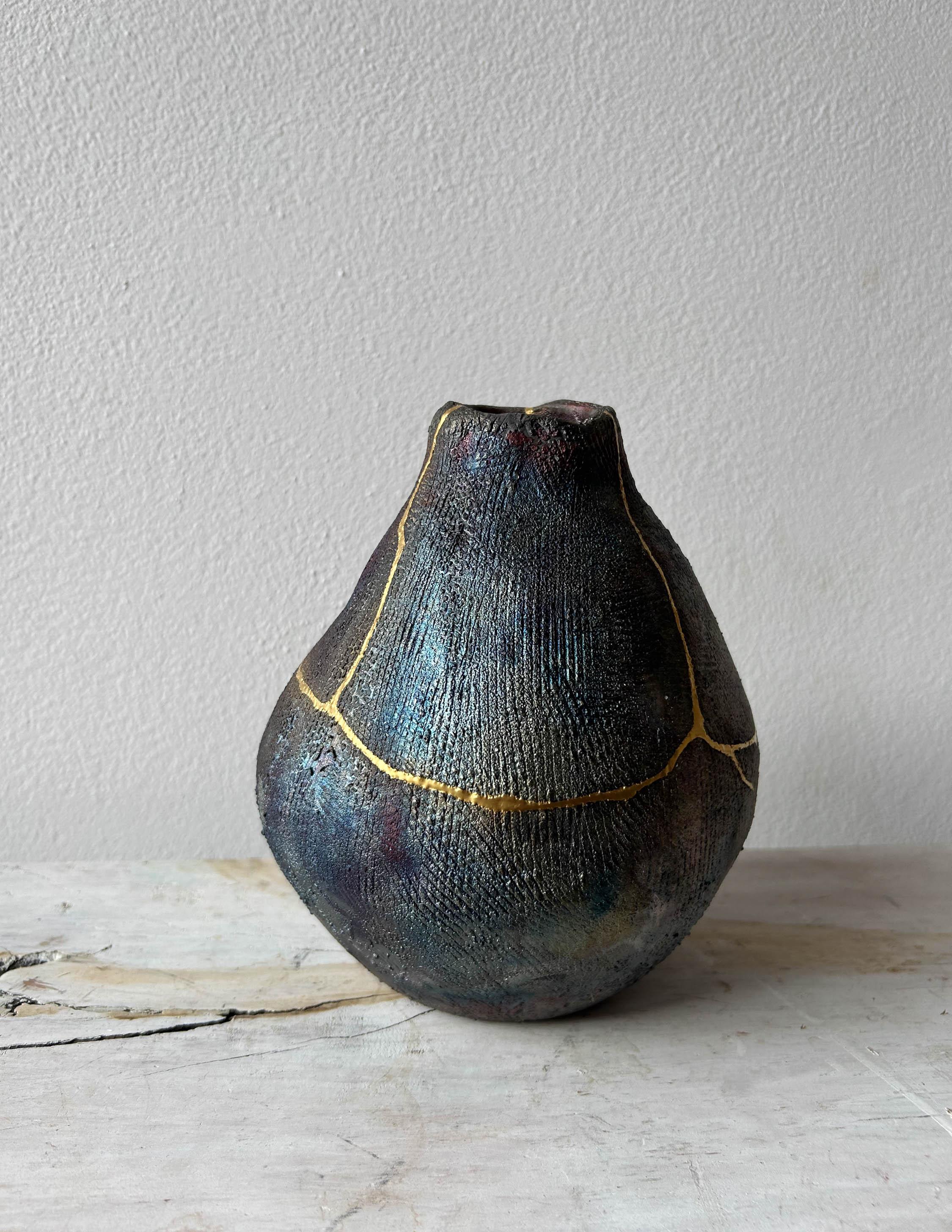 Coil-built Iridescent Vase with 24 Karat Gold Kintsugi Repair In New Condition In Brooklyn, NY