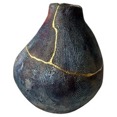 Schillernde Vase mit Spiralverschluss und Kintsugi-Reparatur aus 24 Karat Gold