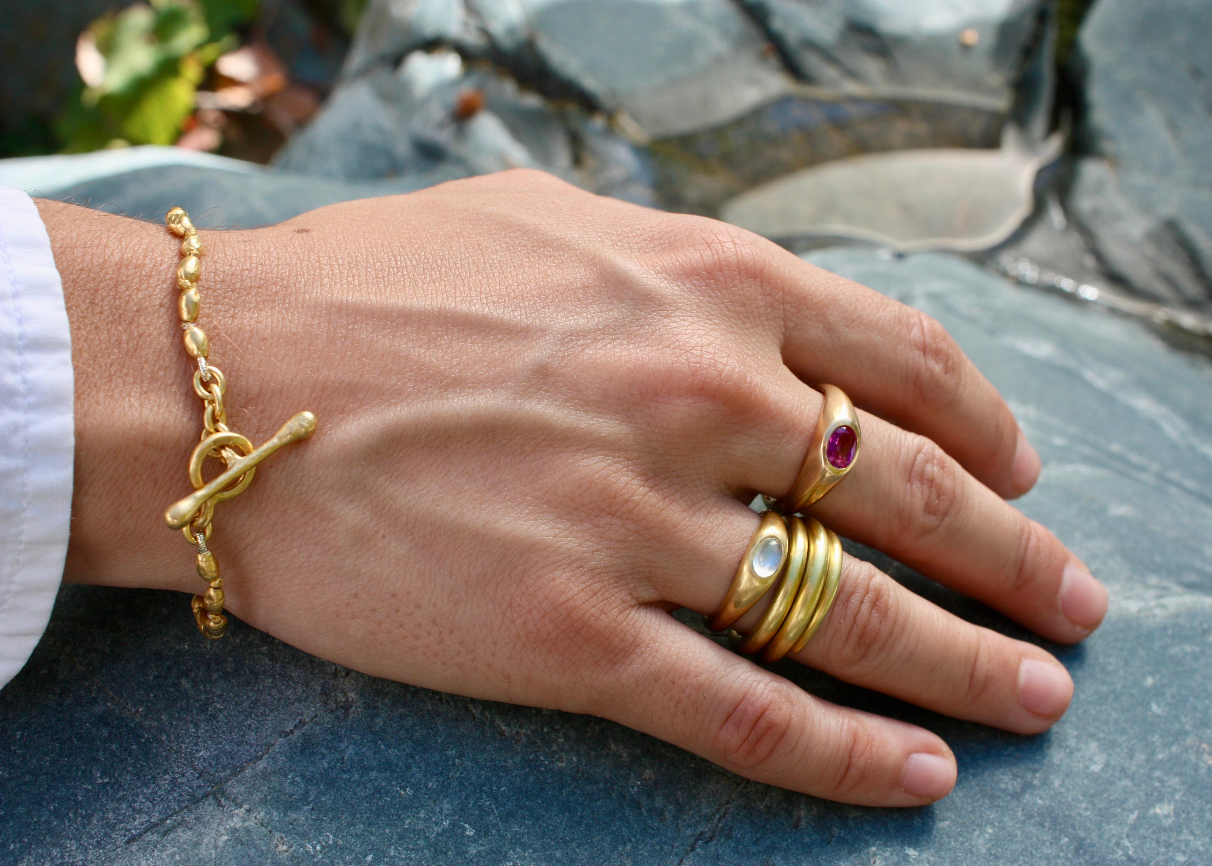 En vente :  Bague à ressort - Fabriquée à la main aux États-Unis, or jaune de Californie 20K, martelé mat 2