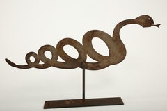 Enroscada en el viento: Veleta serpiente de arte popular