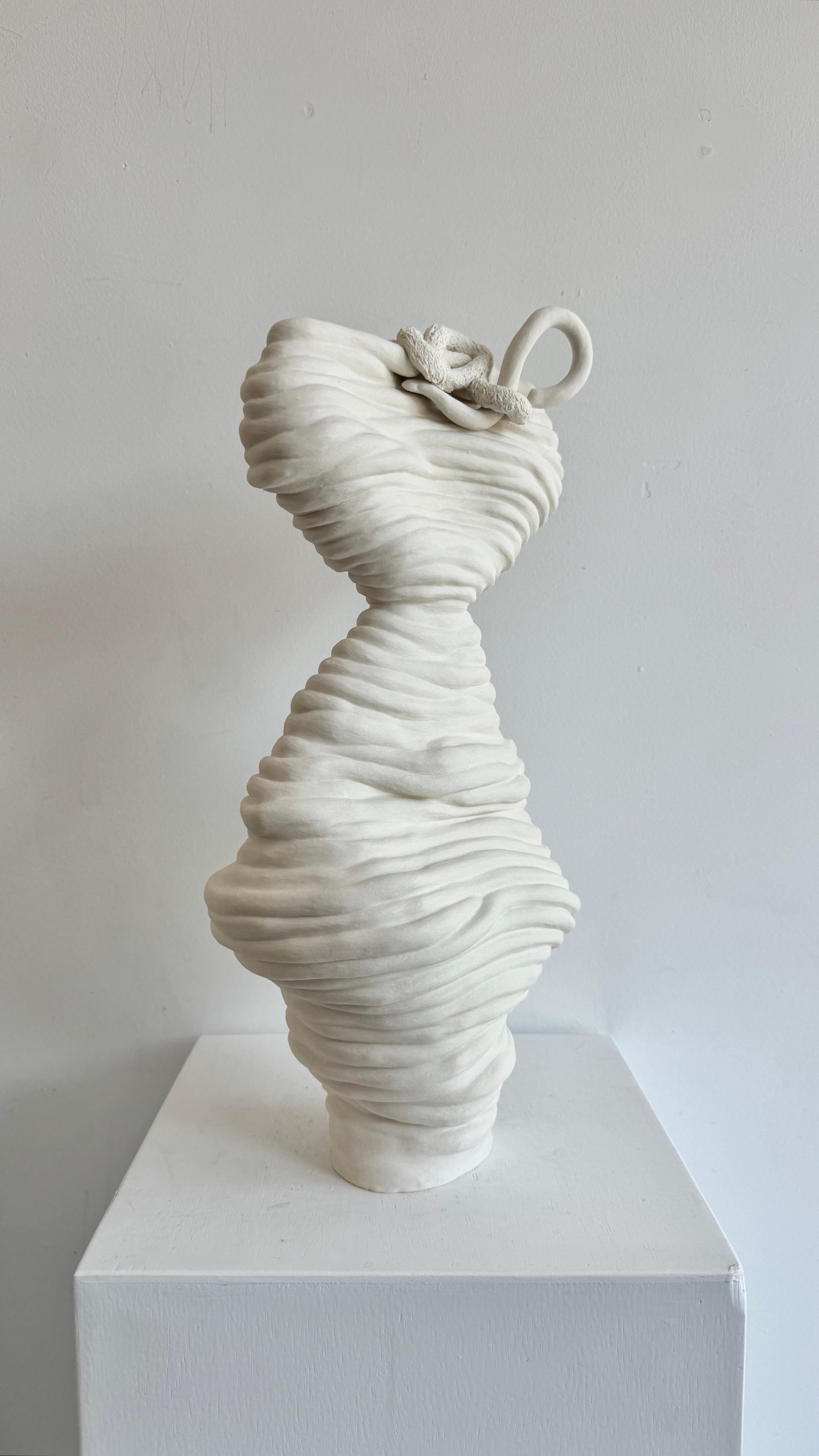 Rose è una splendida scultura in porcellana arrotolata a mano con un anello di accento testurizzato nella parte superiore e un accessorio che può essere estratto o inserito.

*Porcellana
*Costruito a mano, 
*Lavaggio a mano, non trattiene l'acqua,