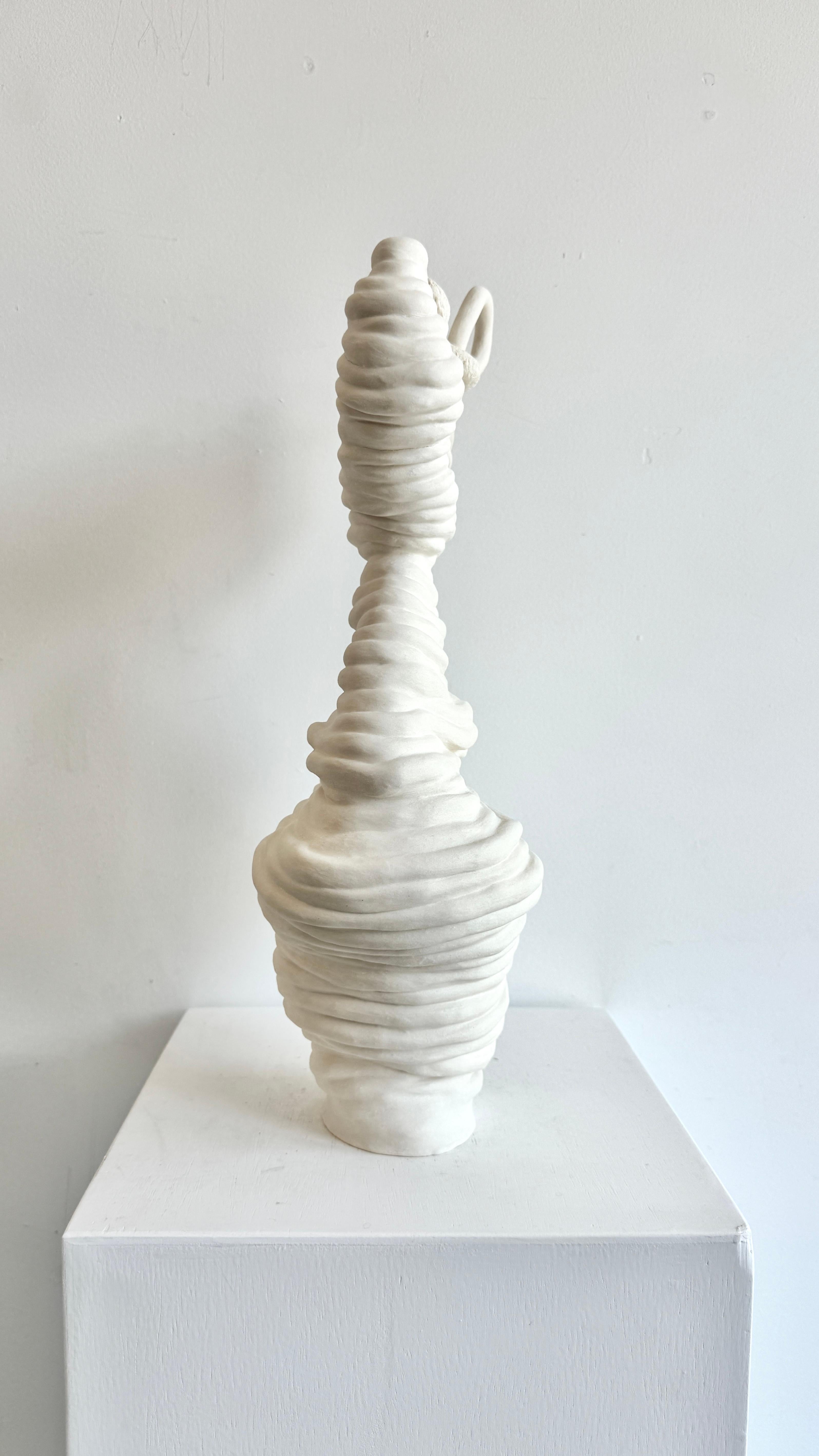 Gerolltes weißes Porzellan-Skulptur-Gefäß. Rose (Moderne) im Angebot