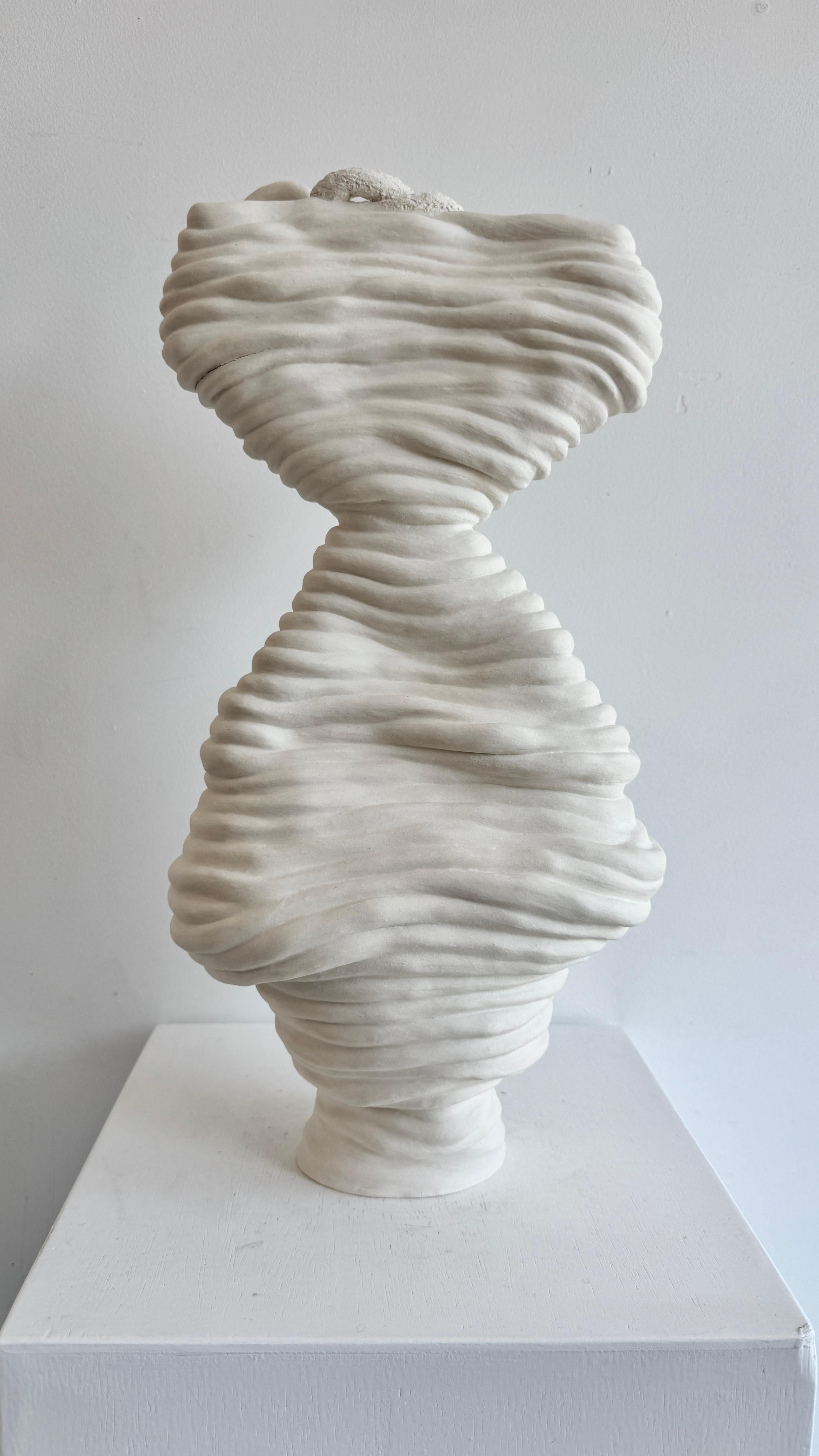Gerolltes weißes Porzellan-Skulptur-Gefäß. Rose (amerikanisch) im Angebot
