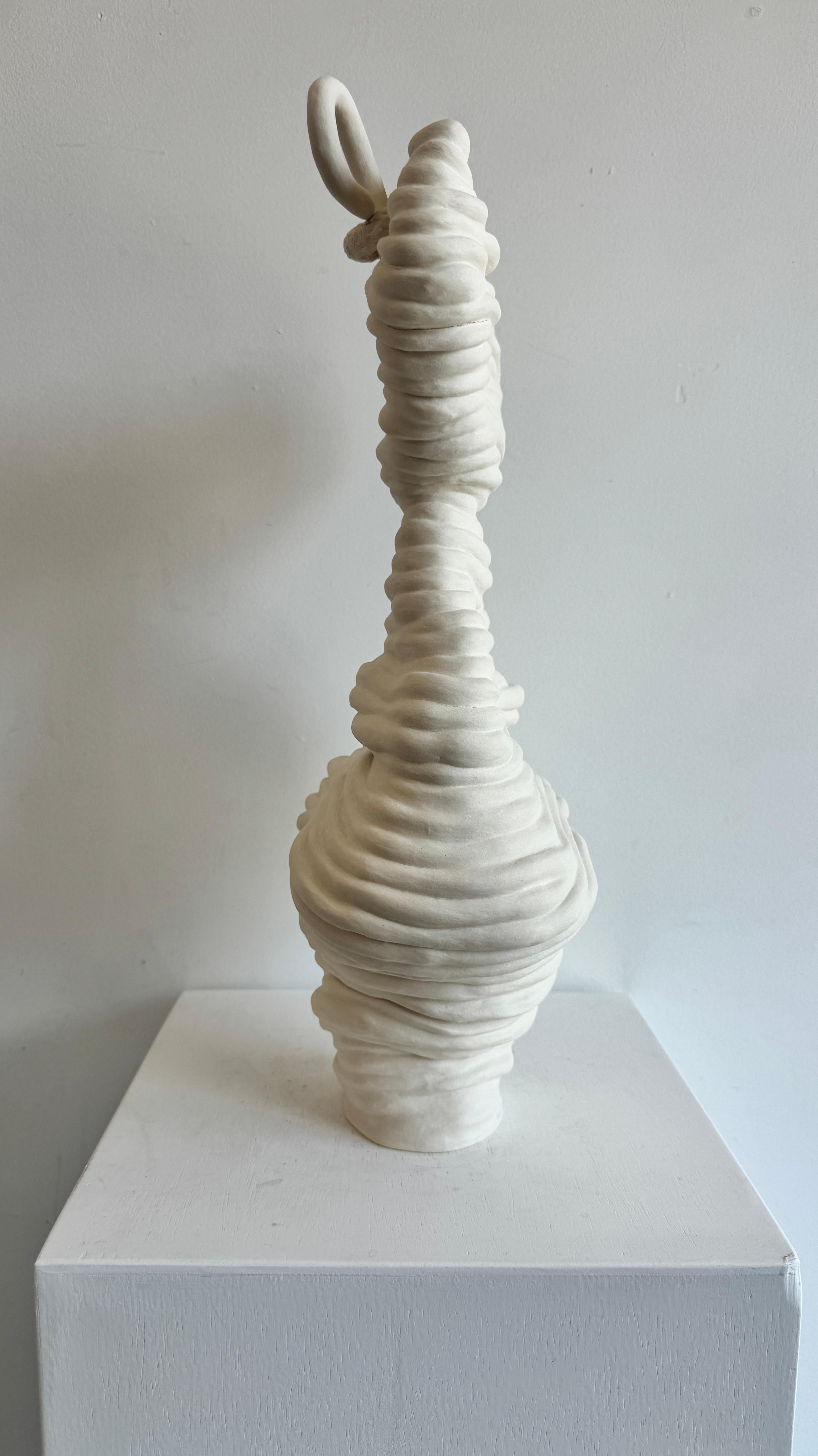 Gerolltes weißes Porzellan-Skulptur-Gefäß. Rose (Gebrannt) im Angebot