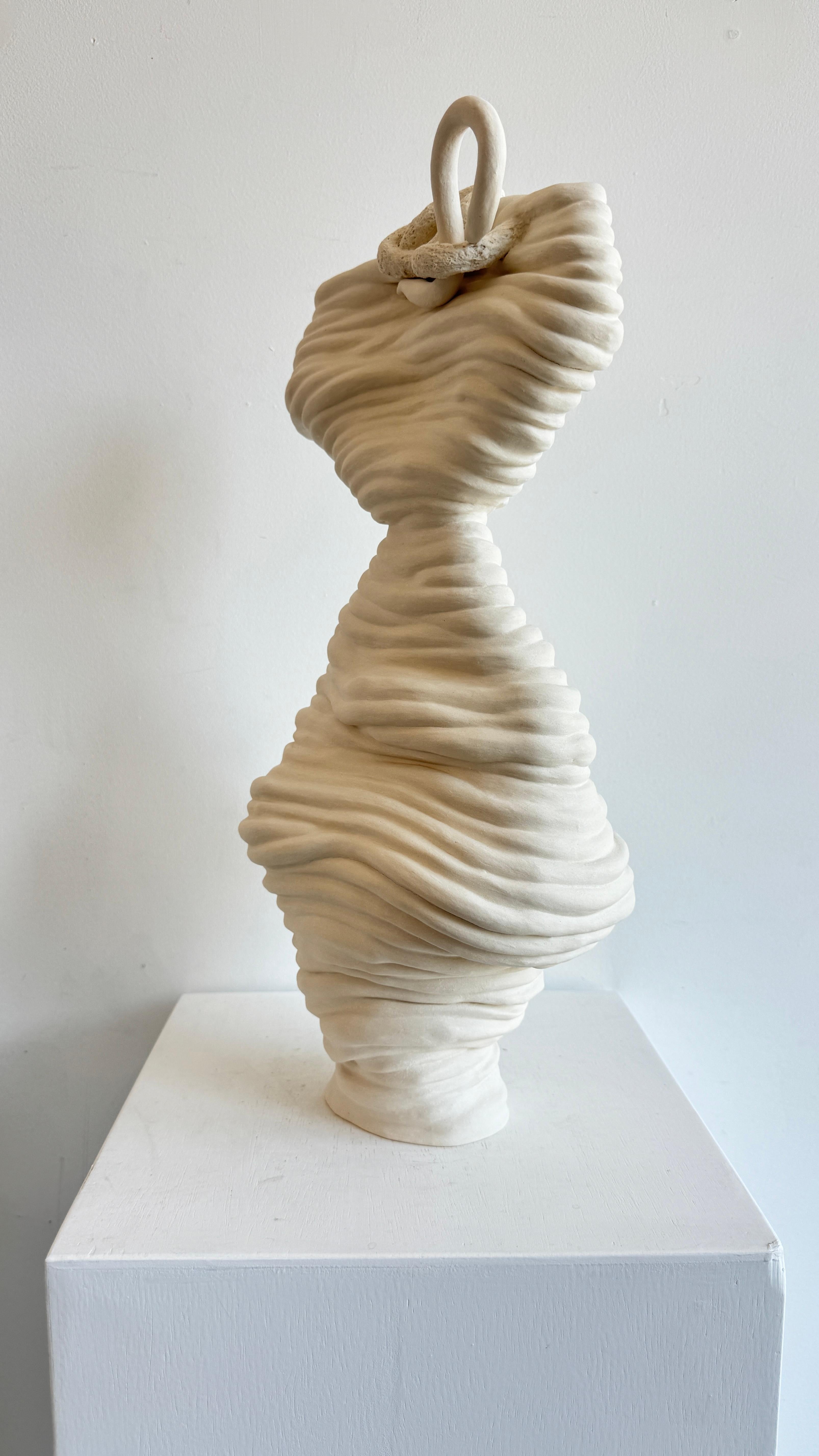 Gerolltes weißes Porzellan-Skulptur-Gefäß. Rose im Zustand „Neu“ im Angebot in Los Angeles, CA