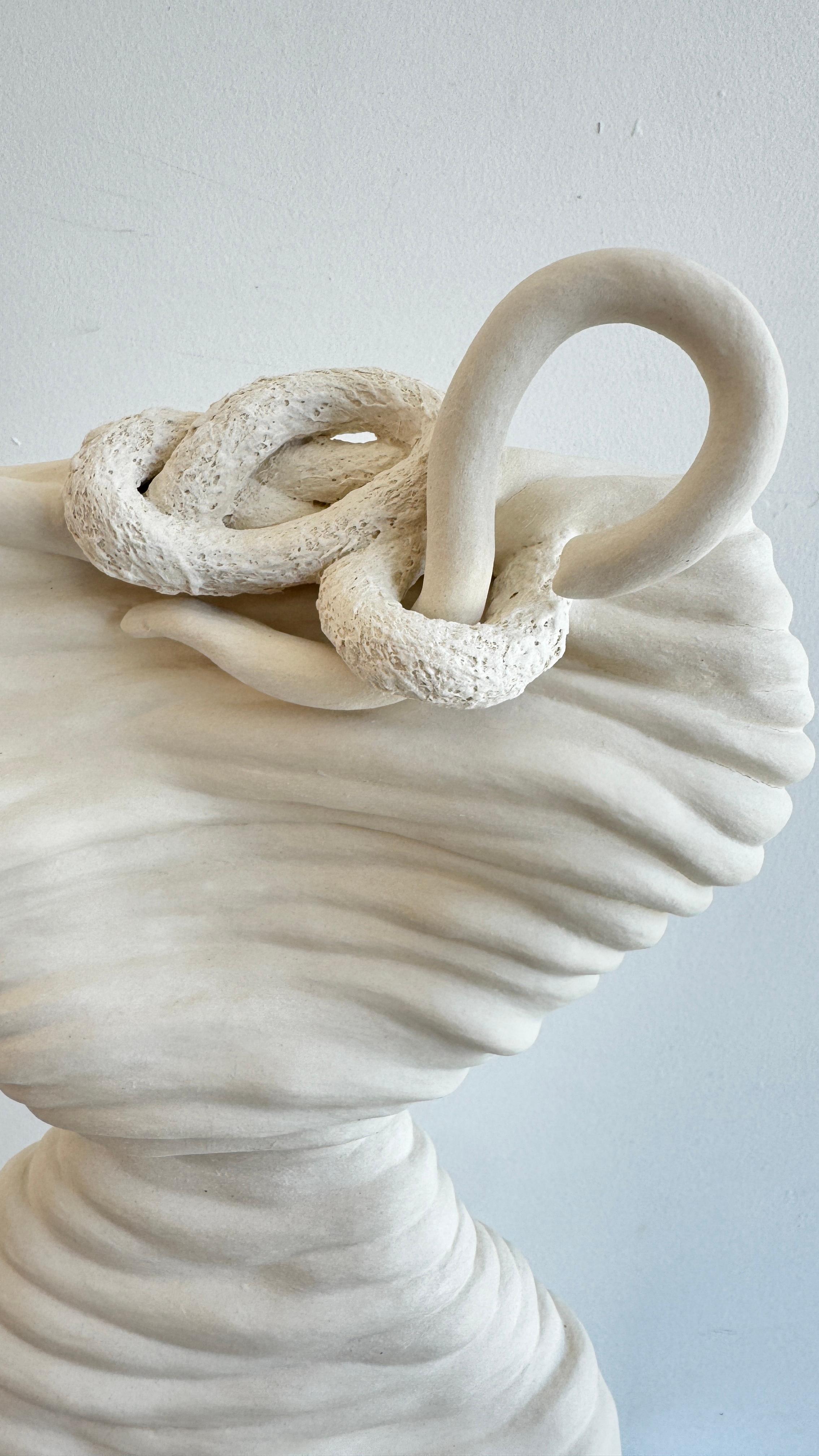 Gerolltes weißes Porzellan-Skulptur-Gefäß. Rose im Angebot 1