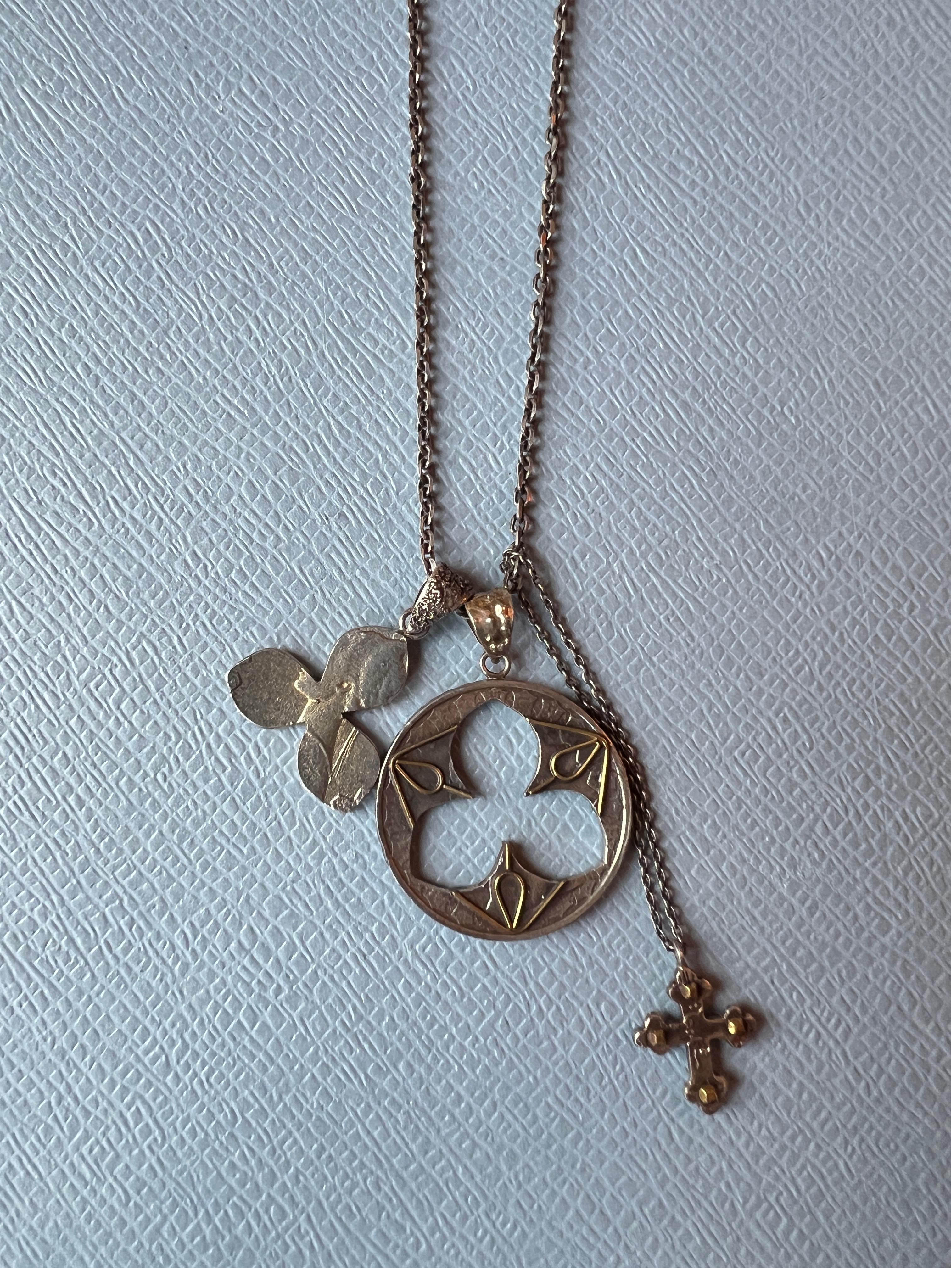 Collana a catena con medaglia Croce di Trifoglio A. Silver in vendita 3