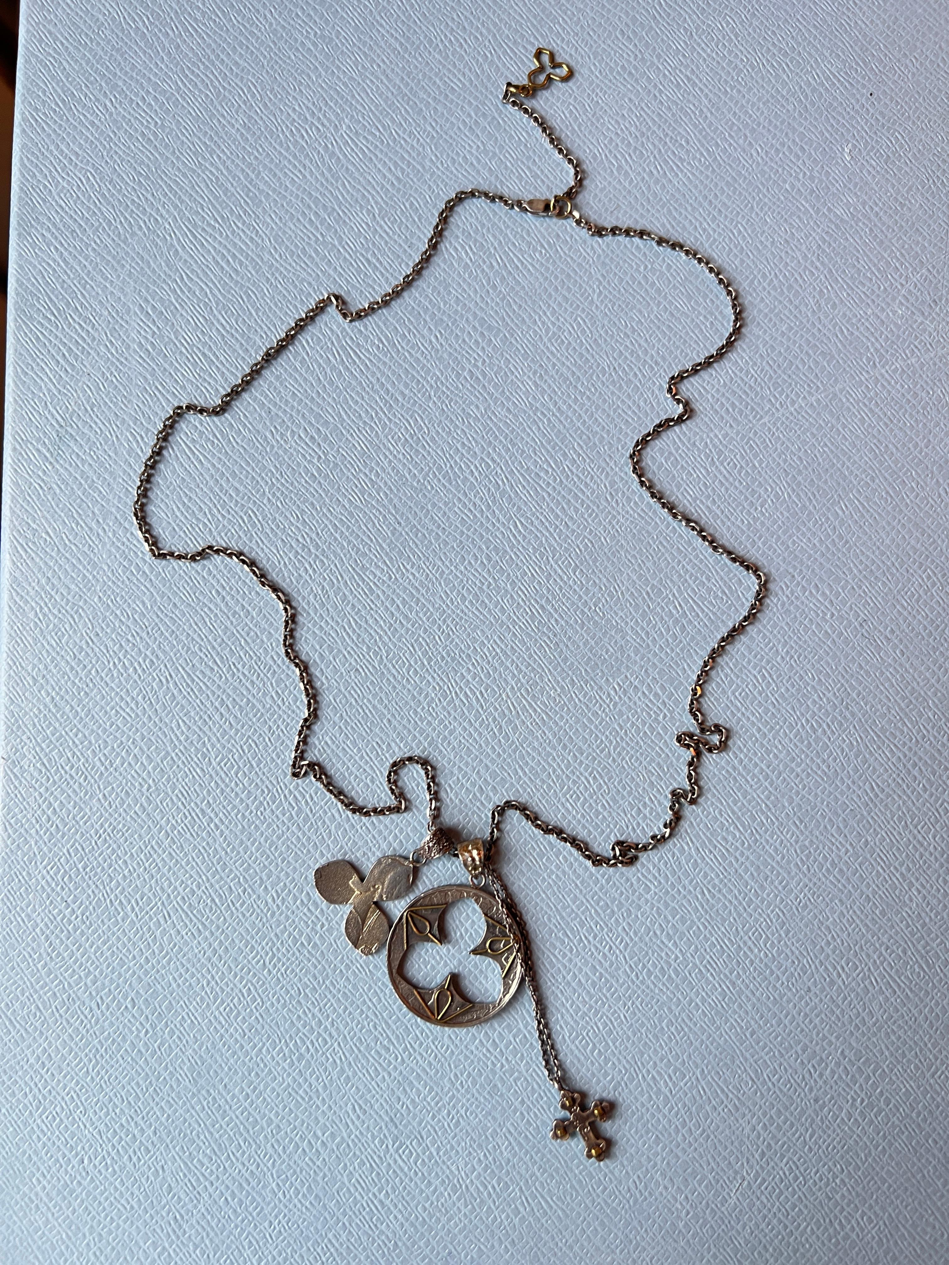 Collana a catena con medaglia Croce di Trifoglio A. Silver in vendita 4