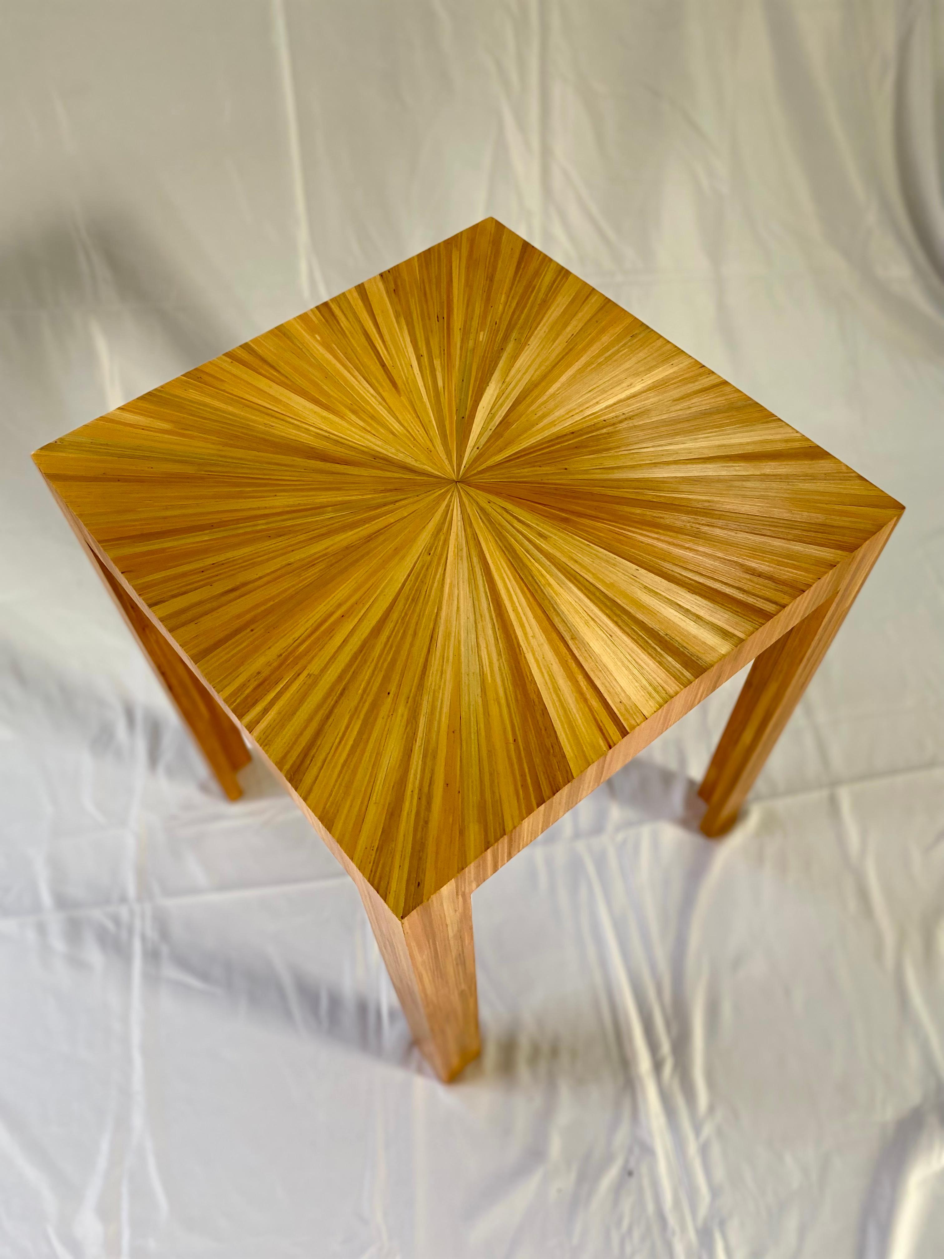 Famous side table in the style of Jean-Michel Frank, famous designer of the Art Deco period.
It takes up all the codes, entirely inlaid with rye straw, with the top in a sun motif, to illuminate the whole room.
Elegant and timeless, this side table