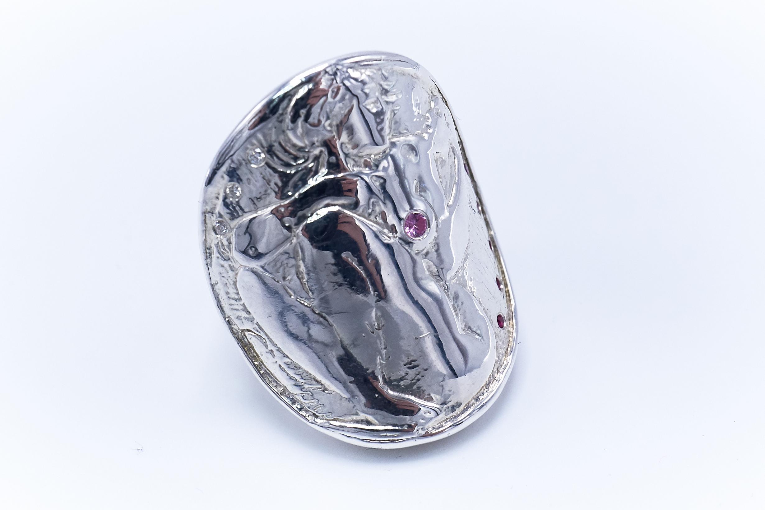 Art nouveau Bague médaille de monnaie J Dauphin en argent sterling avec diamants blancs, rubis et saphirs roses en vente