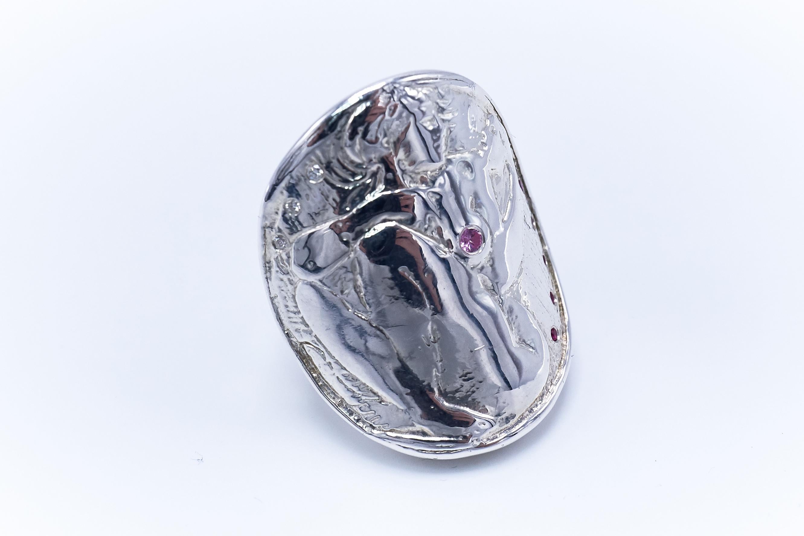 Taille brillant Bague médaille de monnaie J Dauphin en argent sterling avec diamants blancs, rubis et saphirs roses en vente