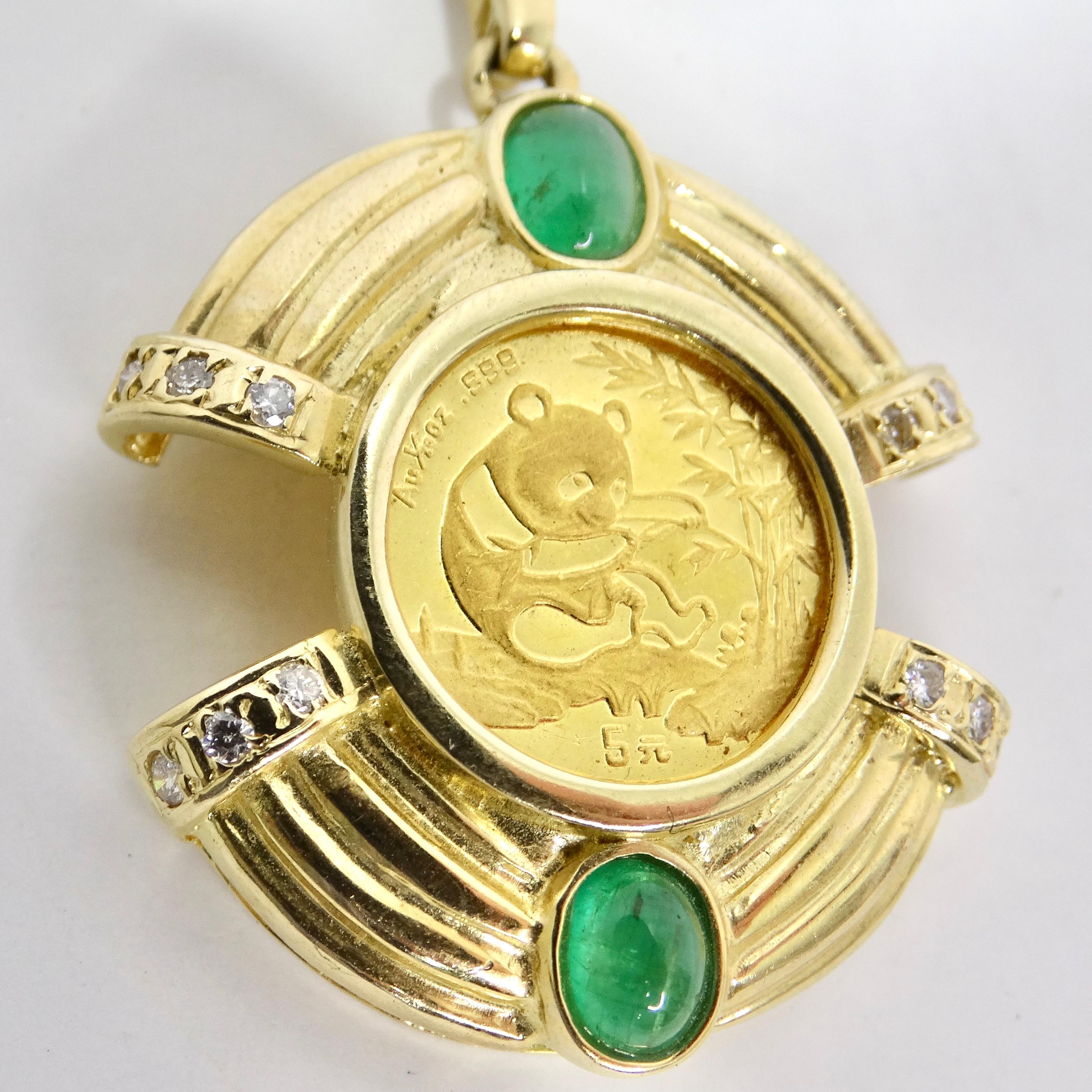 Ne manquez pas le pendentif Vintage 24K Cabachon Emerald & Diamonds- Un luxueux mélange de métaux précieux et de pierres précieuses ! La pièce maîtresse de ce pendentif est une pièce en or pur 24 carats ornée d'un charmant motif de panda entouré