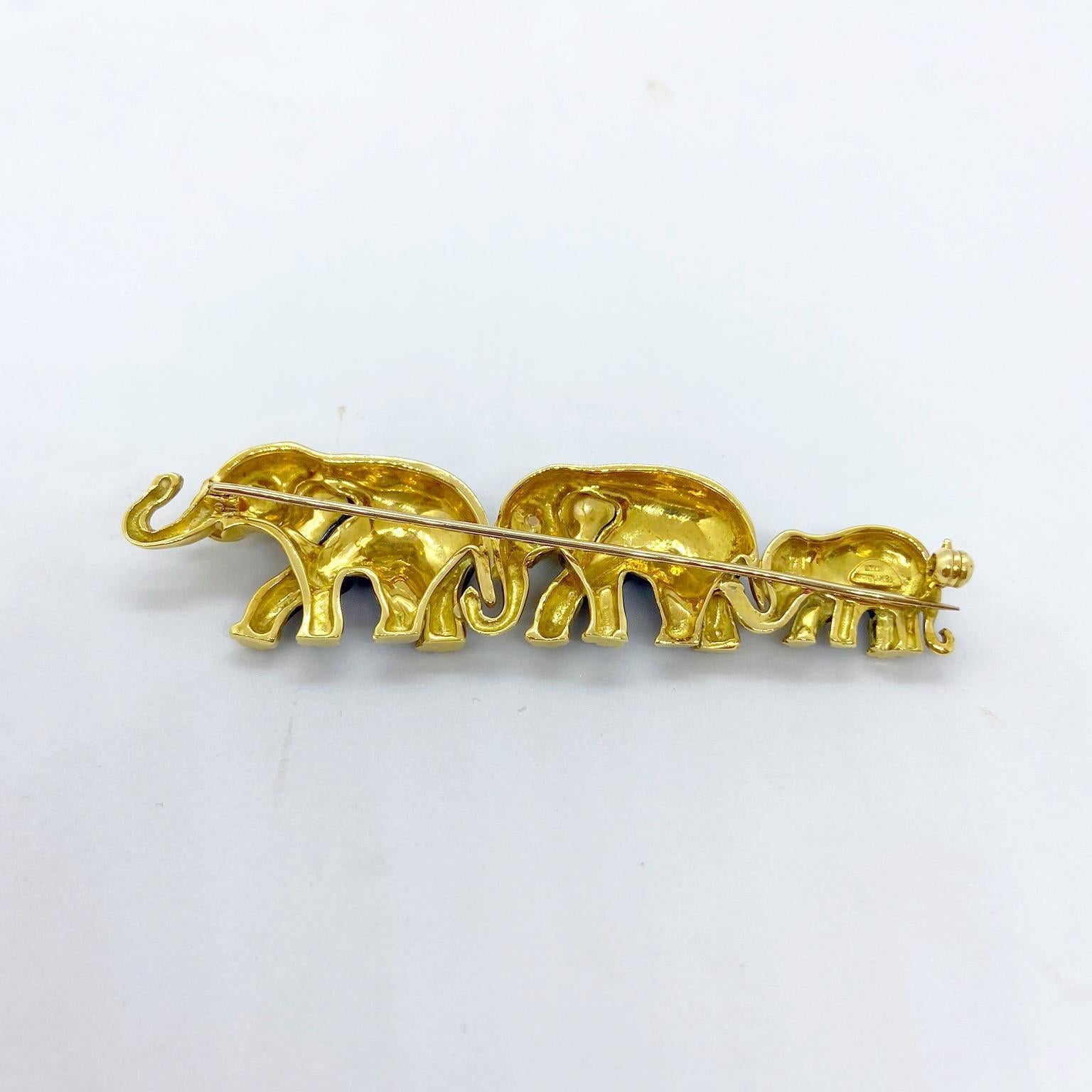 Women's or Men's Coin Roberto 18 Karat Yellow Gold and Black Enamel 3 Elephants Brooch