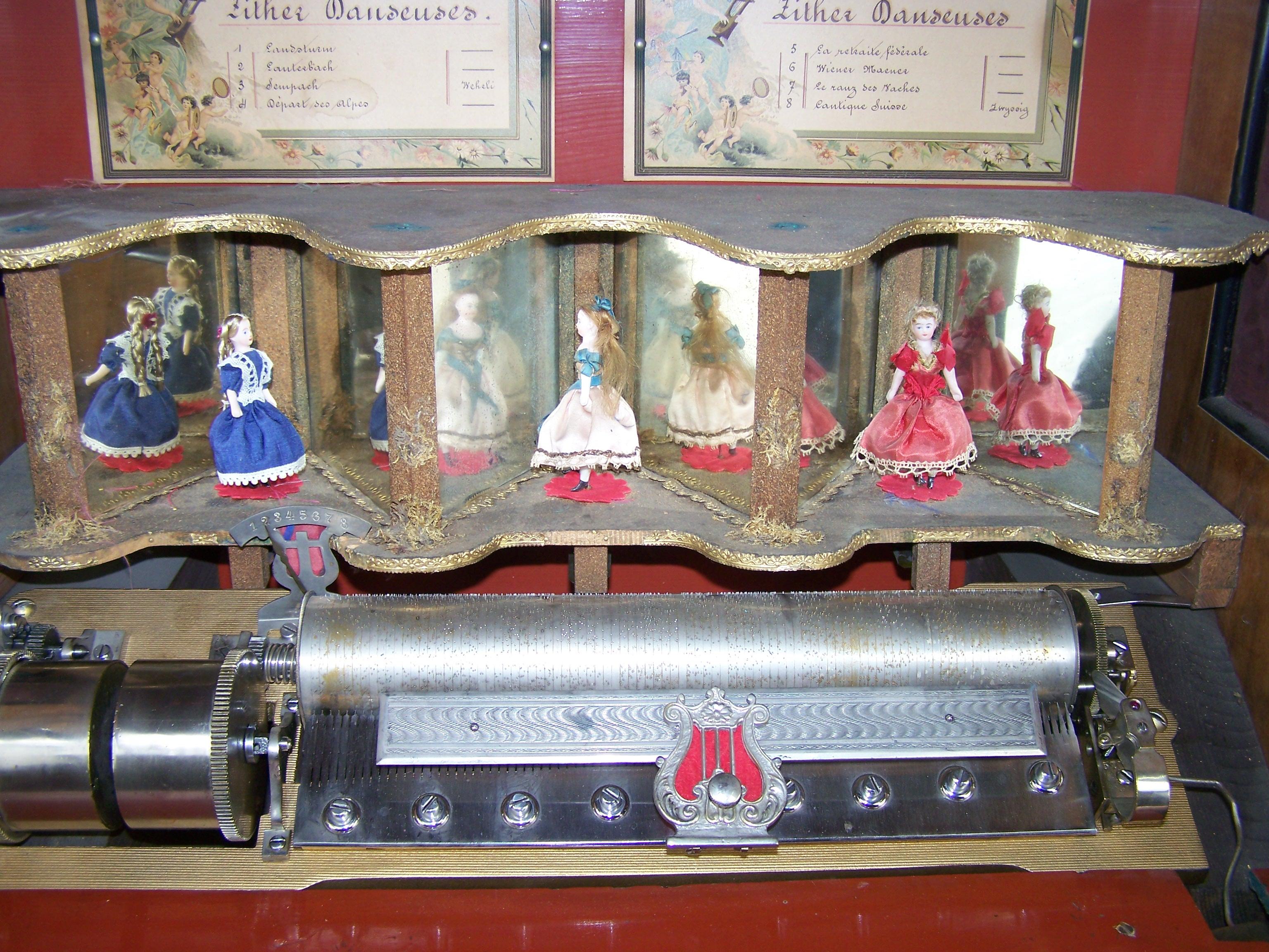 Cast Coin-up Musical Station Box with 3 dancing dolls