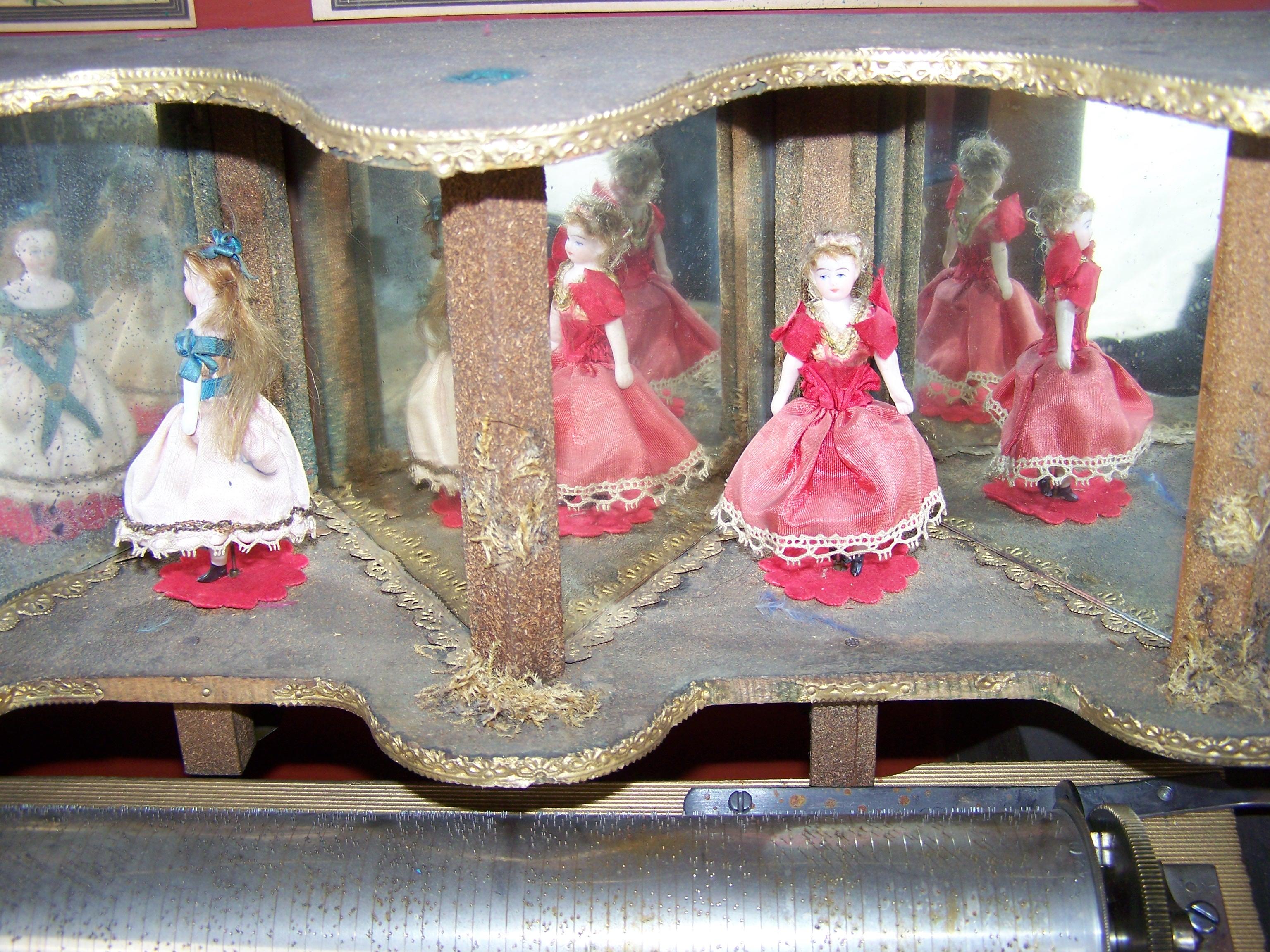 Coin-up Musical Station Box with 3 dancing dolls In Good Condition In Zonhoven, BE