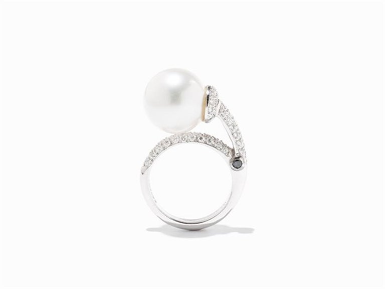 Cocktail Ring Diamonds and South Sea Cultured Pearl 18 Karat In Excellent Condition For Sale In Bad Kissingen, DE