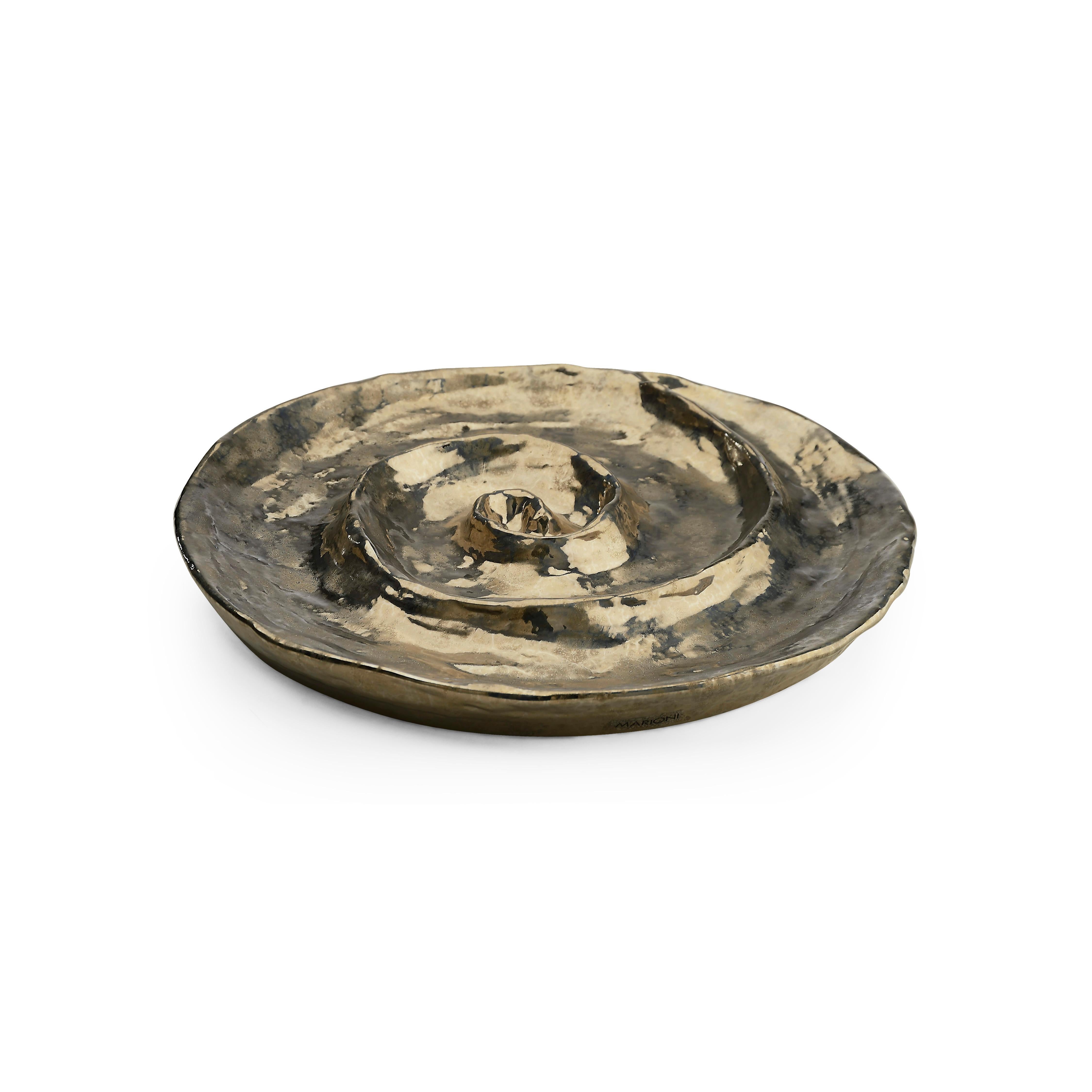 Centrotavola Alburu di Marioni
Dimensioni: D 45 x H 5 cm. 
Materiali: Ceramica.
Codice prodotto: 02273

Una spirale ipnotica si trasforma in un elegante vassoio. Realizzato in ceramica, è sapientemente lavorato a mano e poi smaltato. Ogni oggetto