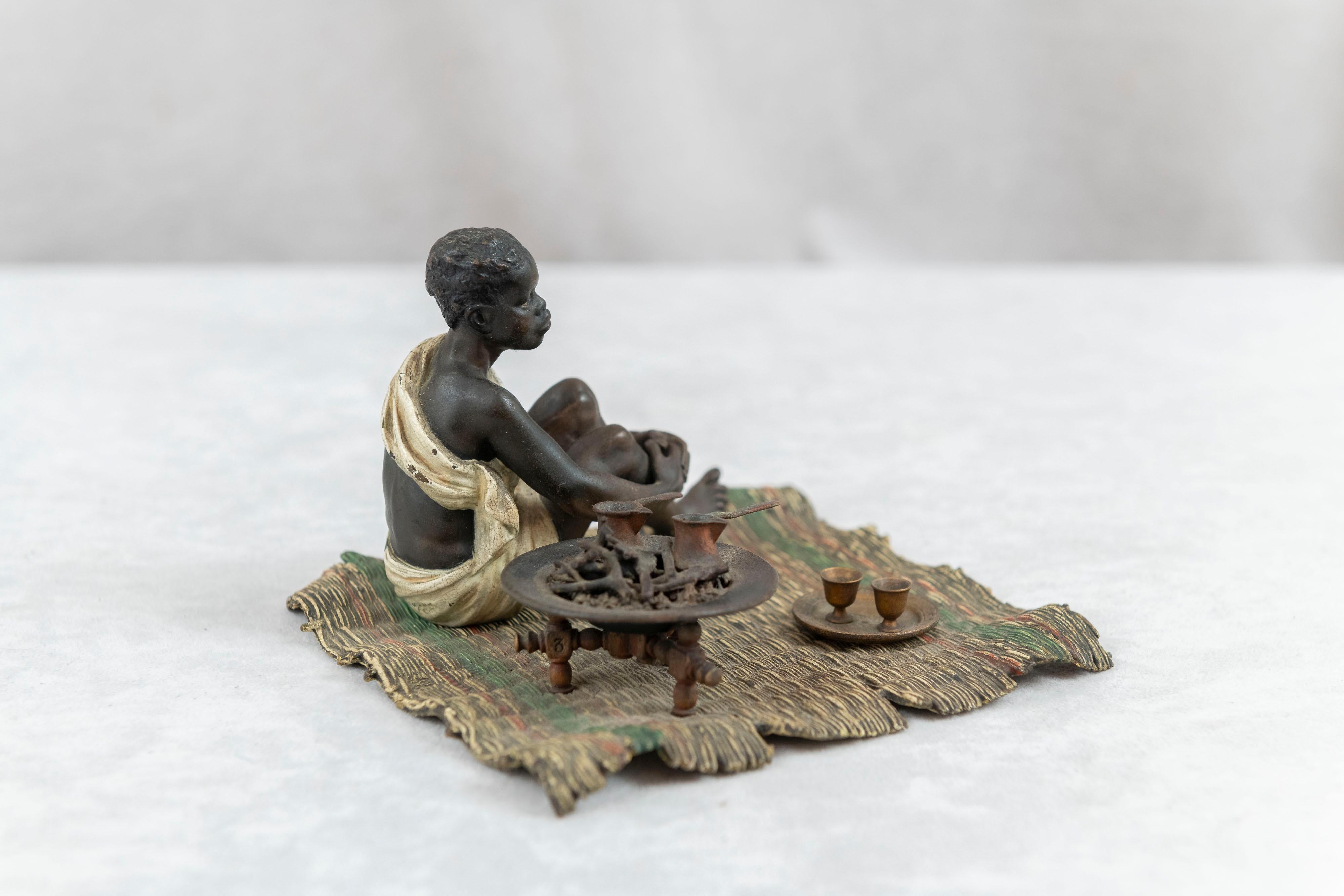 Bronze Jeune garçon assis, orientaliste autrichien peint à froid, cuisinant, Bergmann Foundry en vente