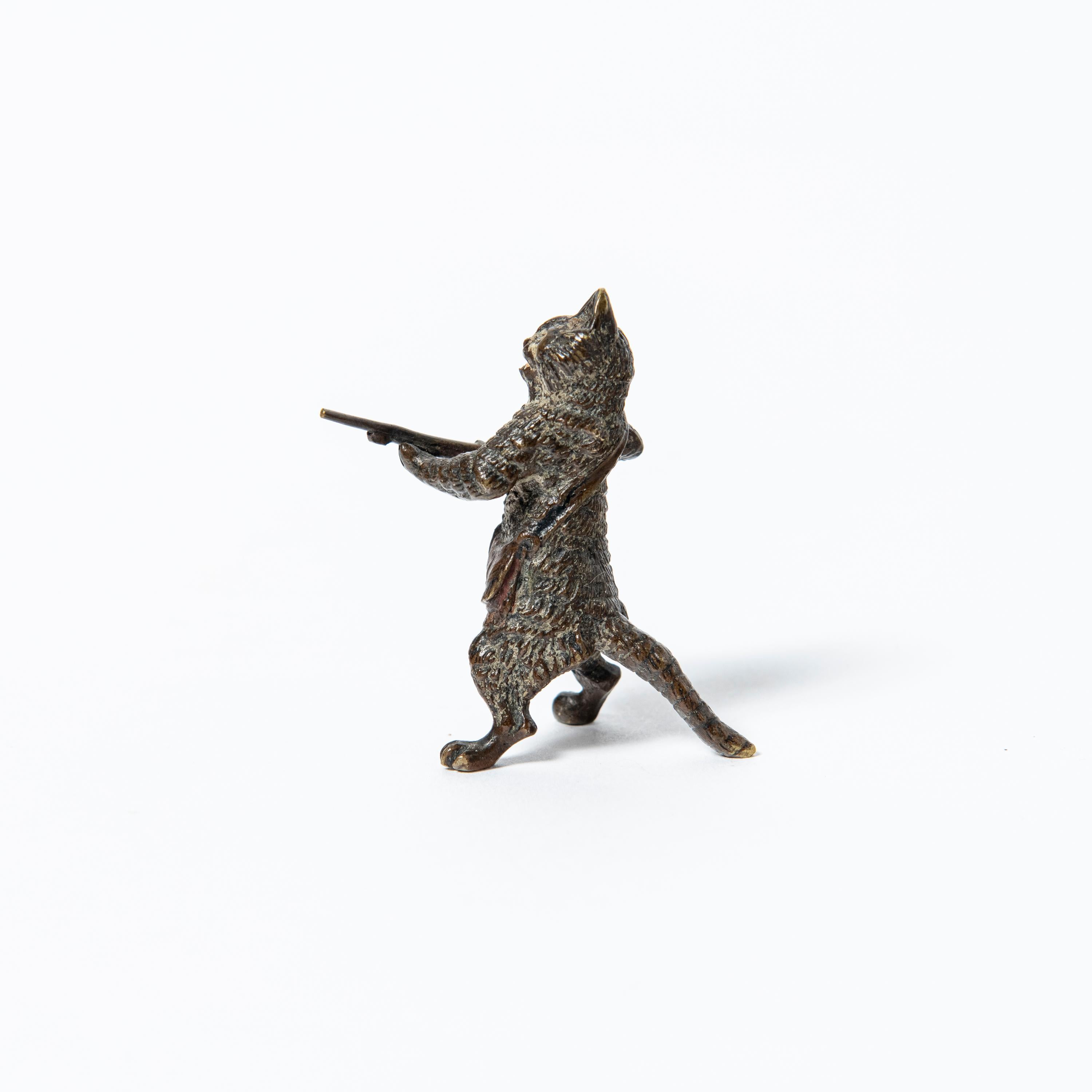 Autrichien  Sculpture de chat en bronze peinte à froid attribuée à Franz Bergmann. Autriche. en vente