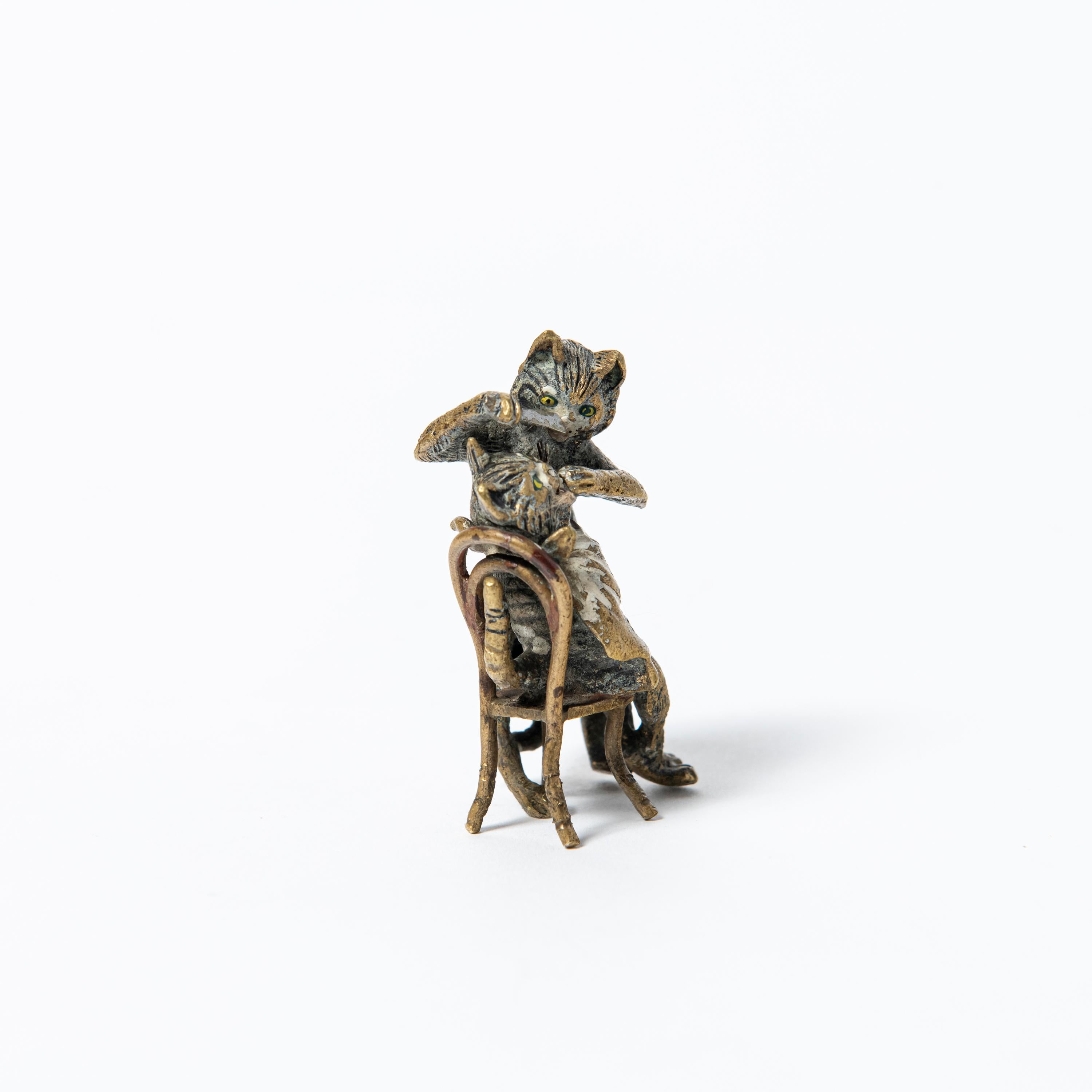 Kalt bemalte Bronzeskulptur einer Katze, die Franz Bergmann zugeschrieben wird. Österreich, Anfang des 20. Jahrhunderts.