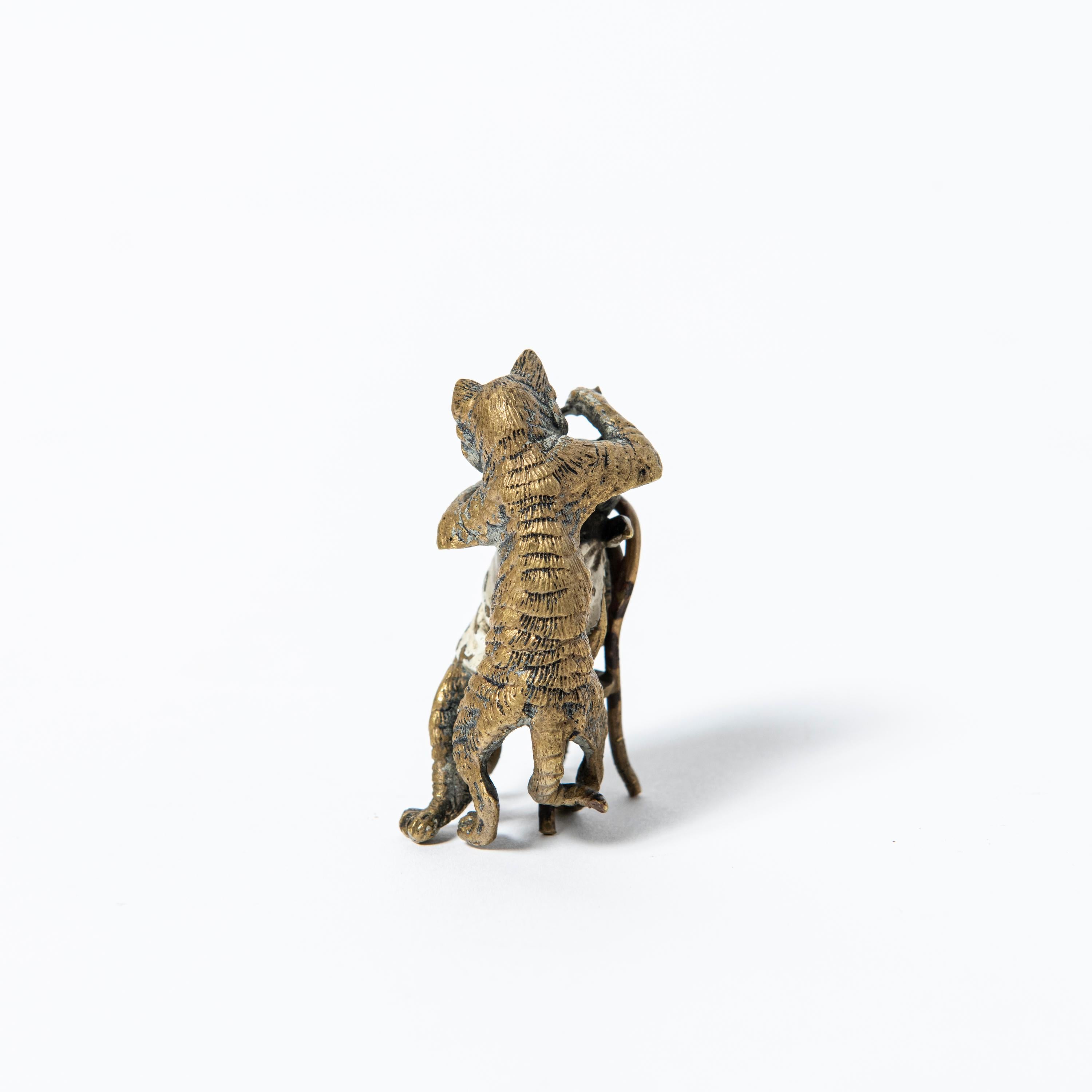 Kalt bemalte Bronzeskulptur einer Katze, die Franz Bergmann zugeschrieben wird. Österreich. (Österreichisch) im Angebot