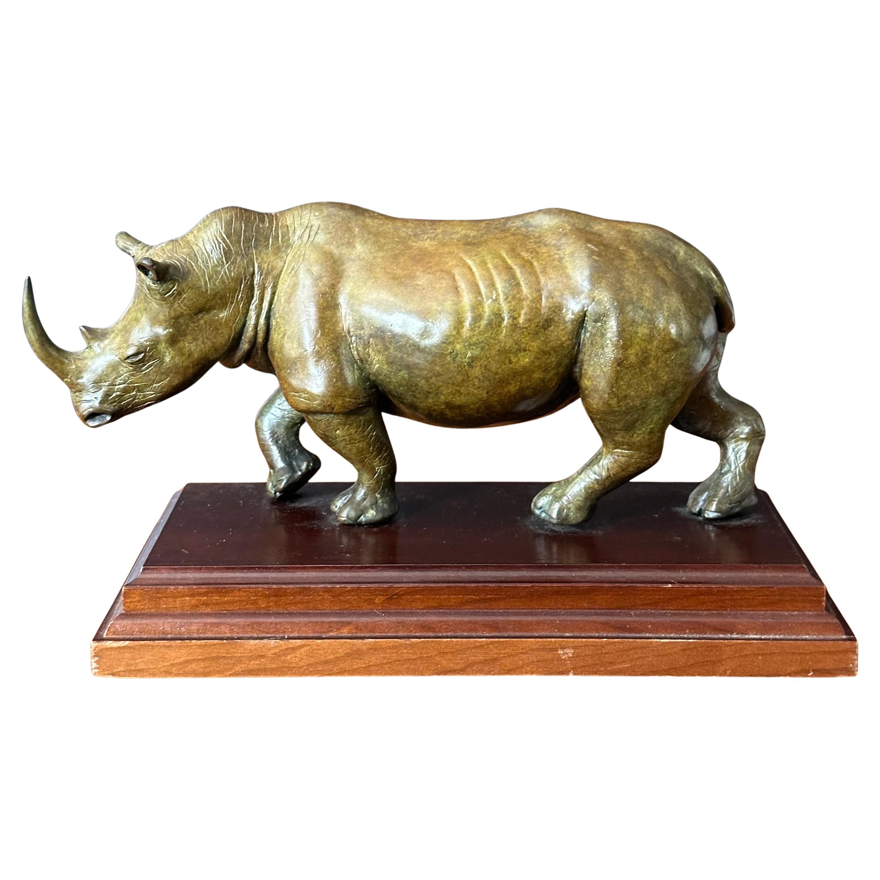 Scultura di rinoceronte in bronzo dipinto a freddo su base di legno, anni '90 circa. Il pezzo ha ottimi dettagli e patina e misura 10,75 