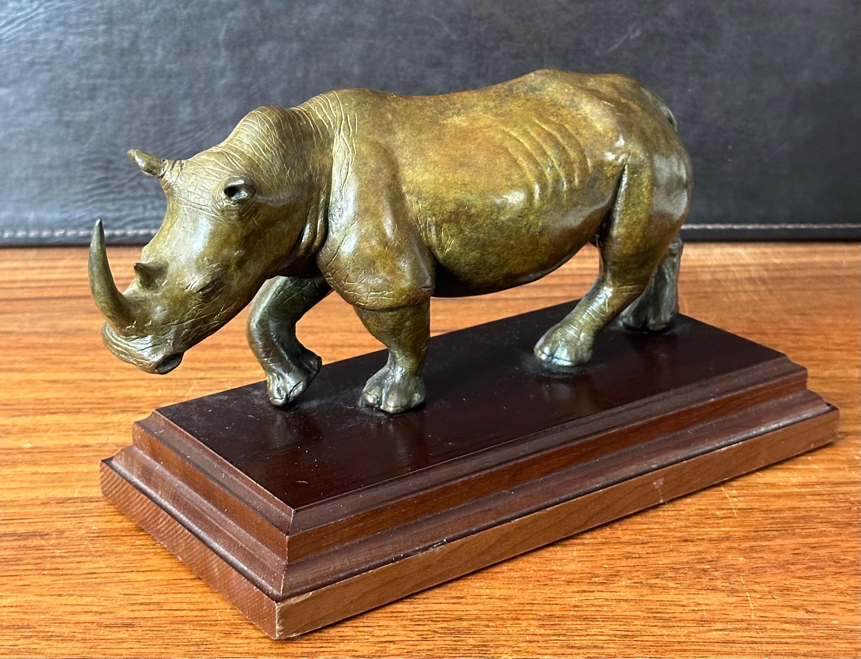 Scultura di Rinoceronte/Rinoceronte in bronzo dipinto a freddo su base in Wood In condizioni buone in vendita a San Diego, CA
