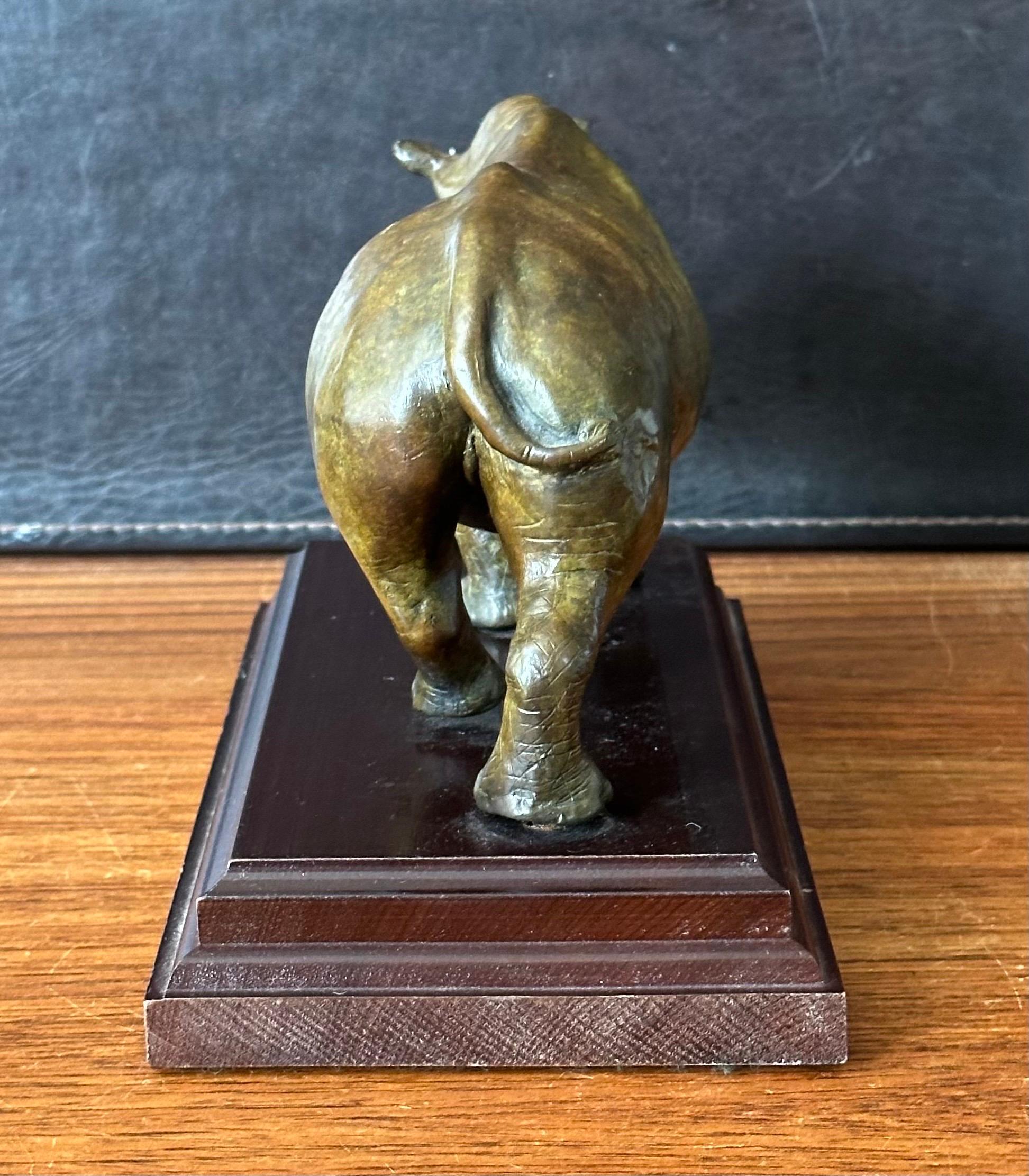 Scultura di Rinoceronte/Rinoceronte in bronzo dipinto a freddo su base in Wood in vendita 1