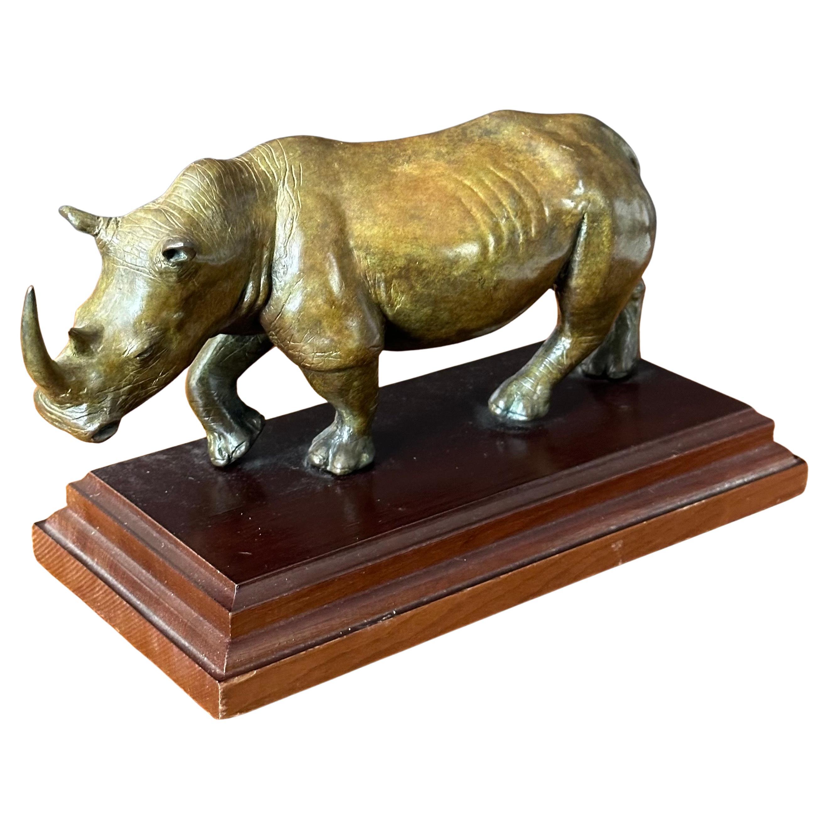 Escultura Rinoceronte / Rinoceronte de Bronce Pintado en Frío sobre Base de Madera