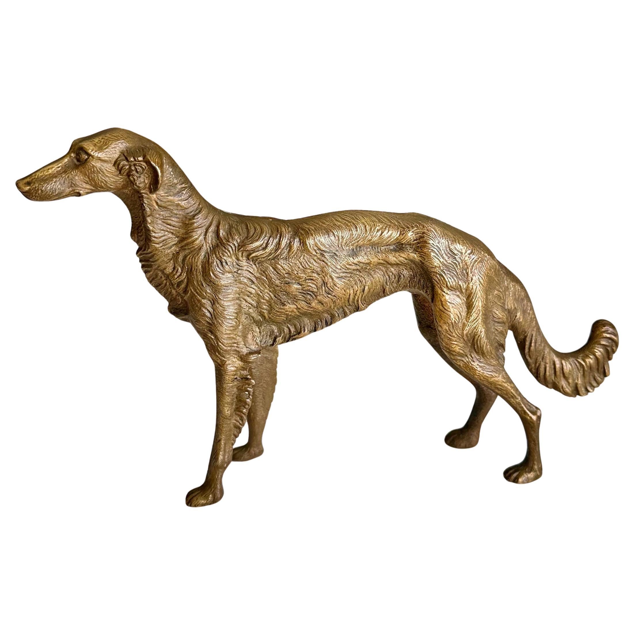 Sculpture en bronze d
un chien-loup russe ou borzoi
