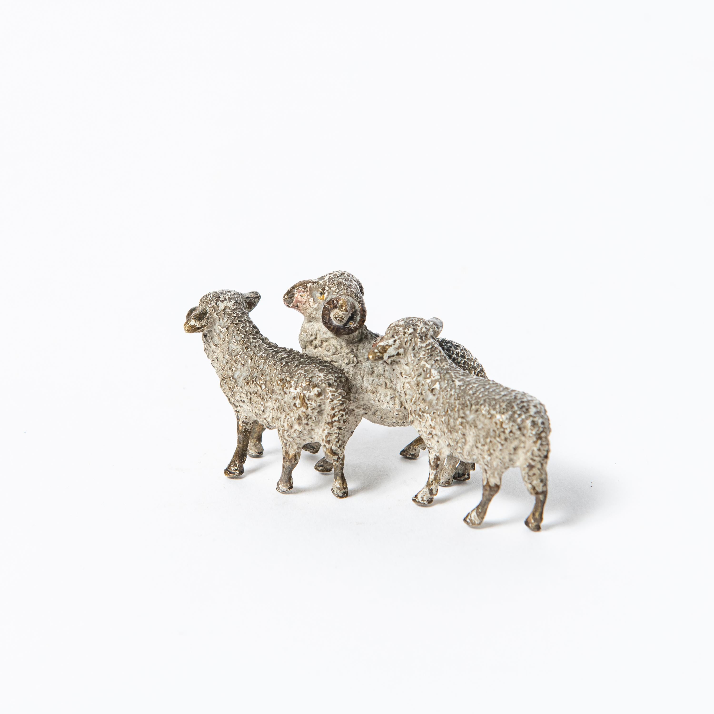 Autrichien Sculpture de moutons en bronze peinte à froid attribuée à Franz Bergmann. Autriche. en vente