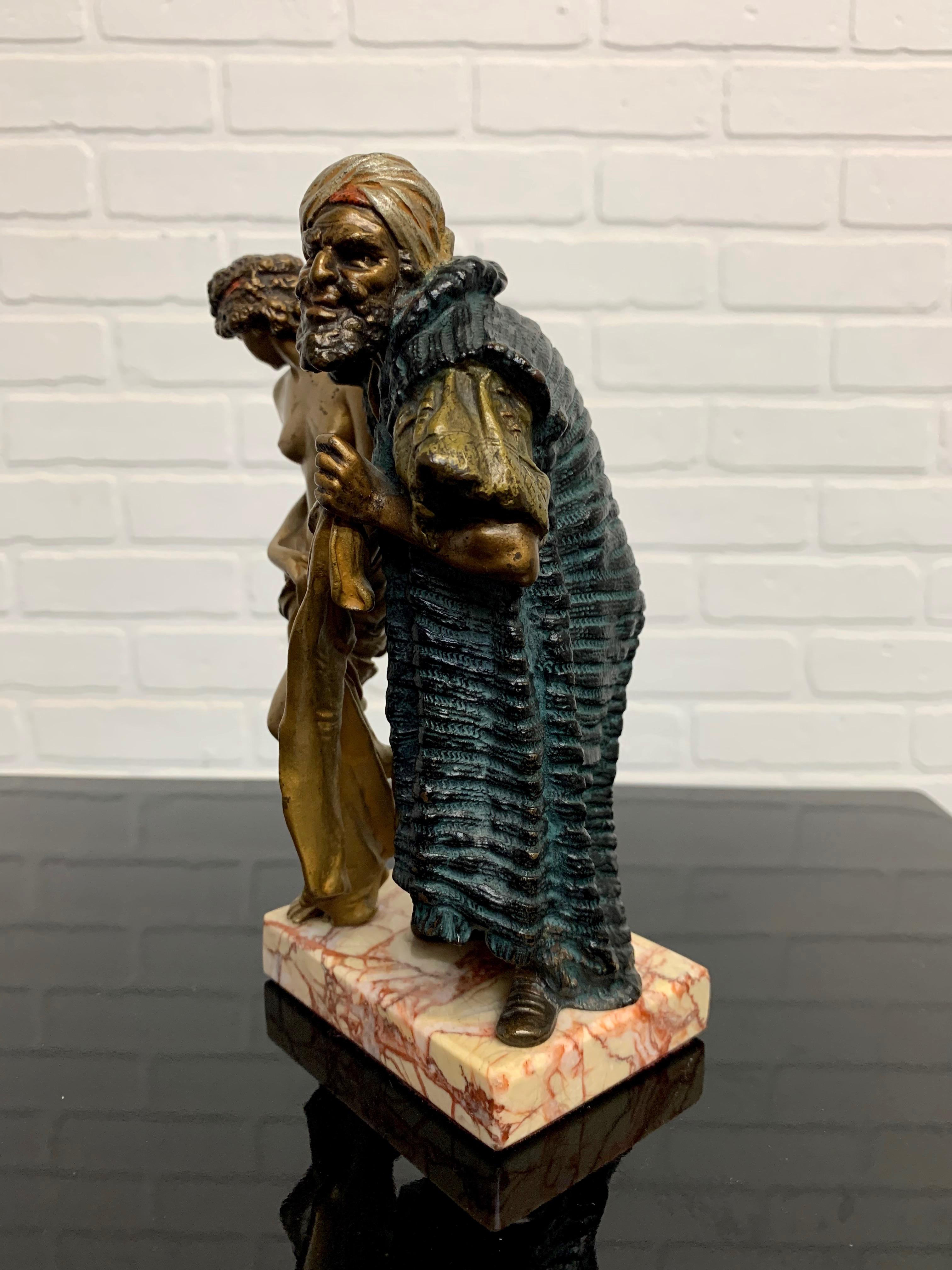 Kalt bemalte orientalistische Wiener Bronze eines orientalischen Mannes mit einer Frau von Franz Bergman. 
Auf dem Rücken ihres Gewandes befindet sich das B in einer Urne als Fabrikzeichen.