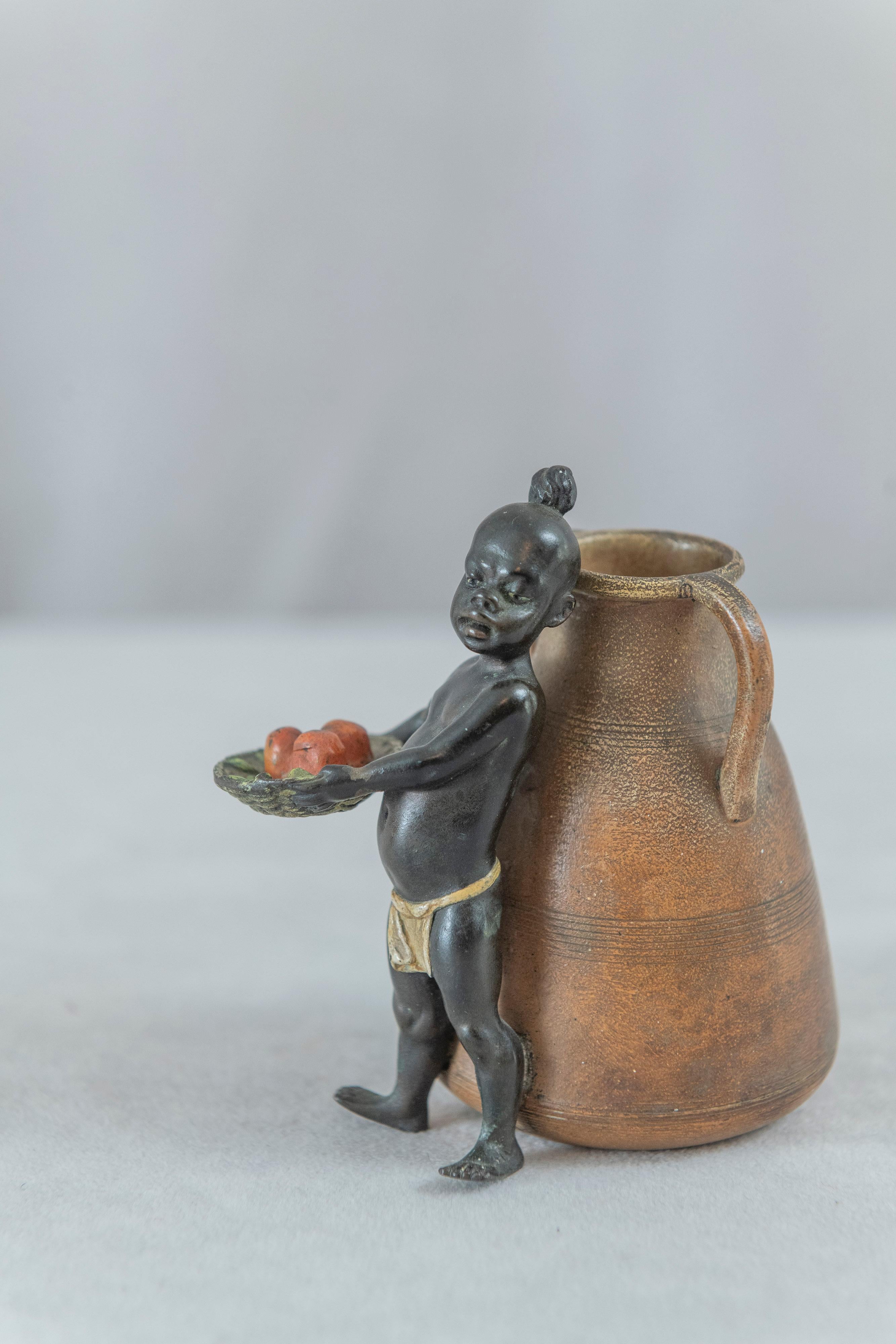Kalt bemalte orientalische Vienna Bronze, Junger Junge mit großer Urne, Bergmann Foundry (Kaltmalerei) im Angebot