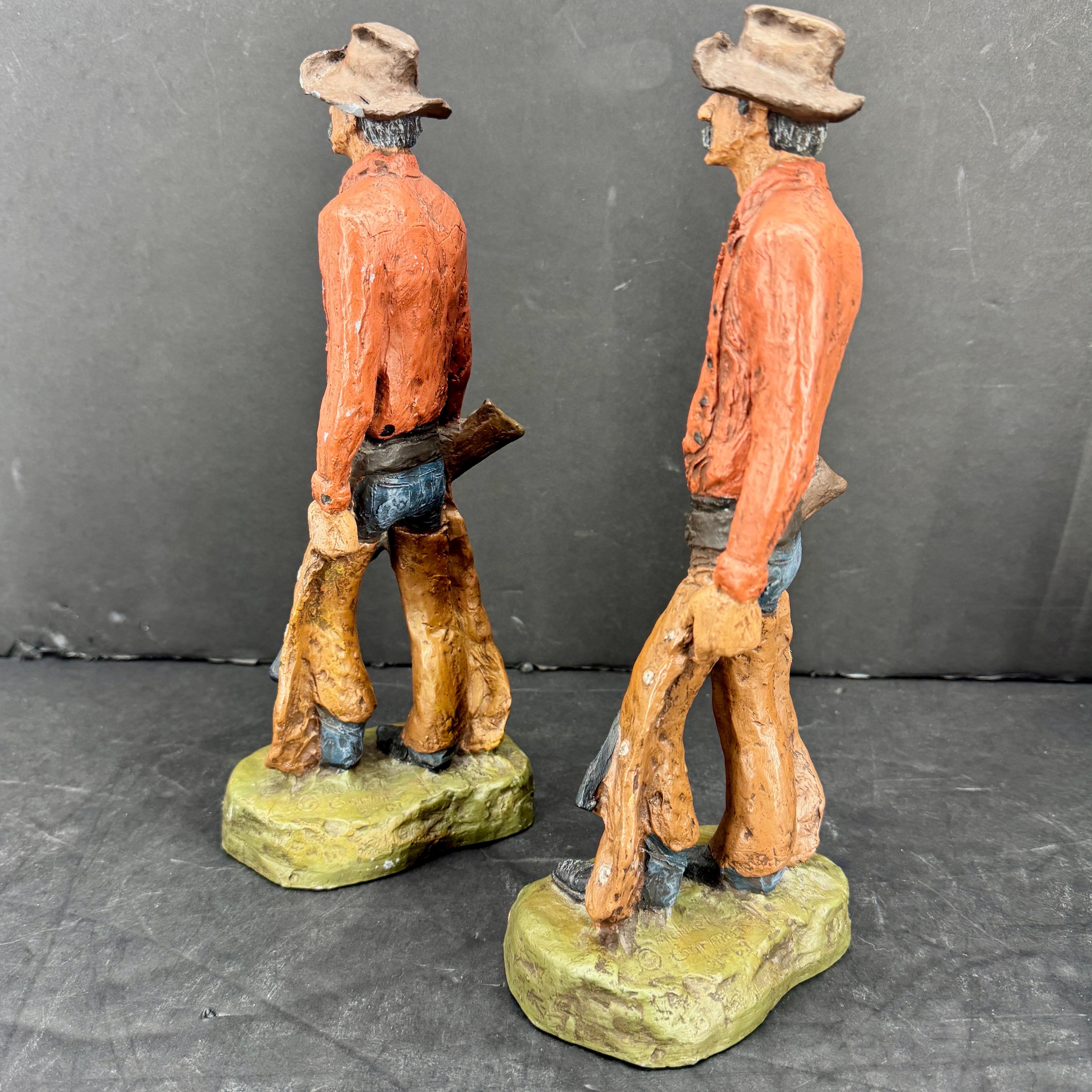 Esculturas pintadas en frío de vaqueros portando rifles, 1969 Firmado artesano estadounidense en venta