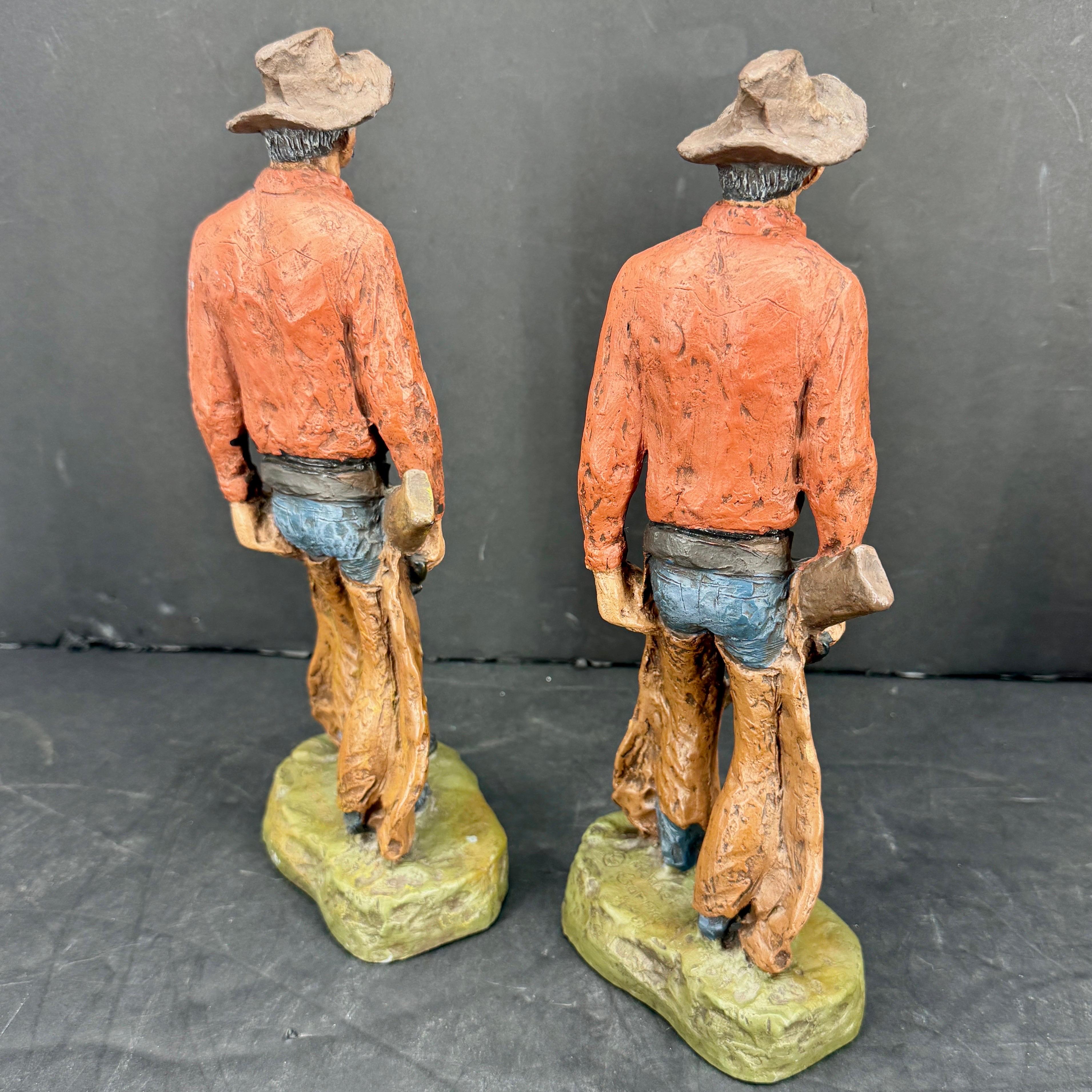 Esculturas pintadas en frío de vaqueros portando rifles, 1969 Firmado Estadounidense en venta